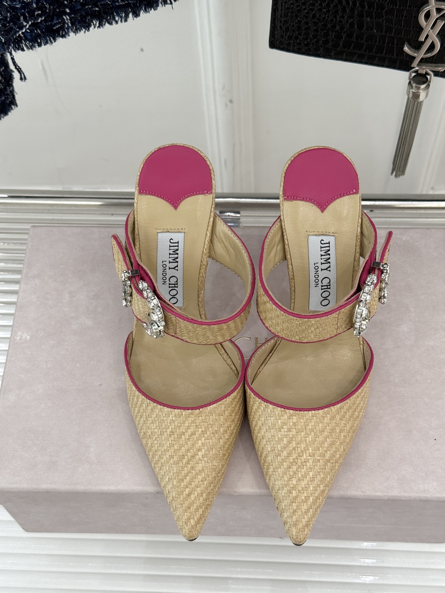 
Jimmy Choo｜周仰杰经典水钻高跟拖鞋
我们家JC一如既往品质优越 低调不失华丽 
性感又不显张