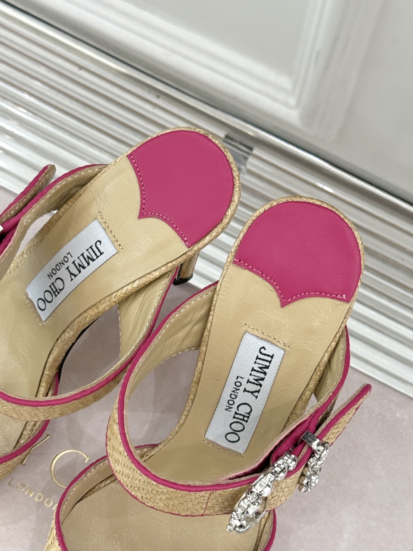 
Jimmy Choo｜周仰杰经典水钻高跟拖鞋
我们家JC一如既往品质优越 低调不失华丽 
性感又不显张