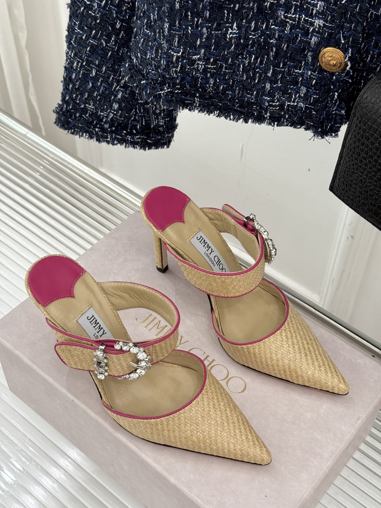 
Jimmy Choo｜周仰杰经典水钻高跟拖鞋
我们家JC一如既往品质优越 低调不失华丽 
性感又不显张