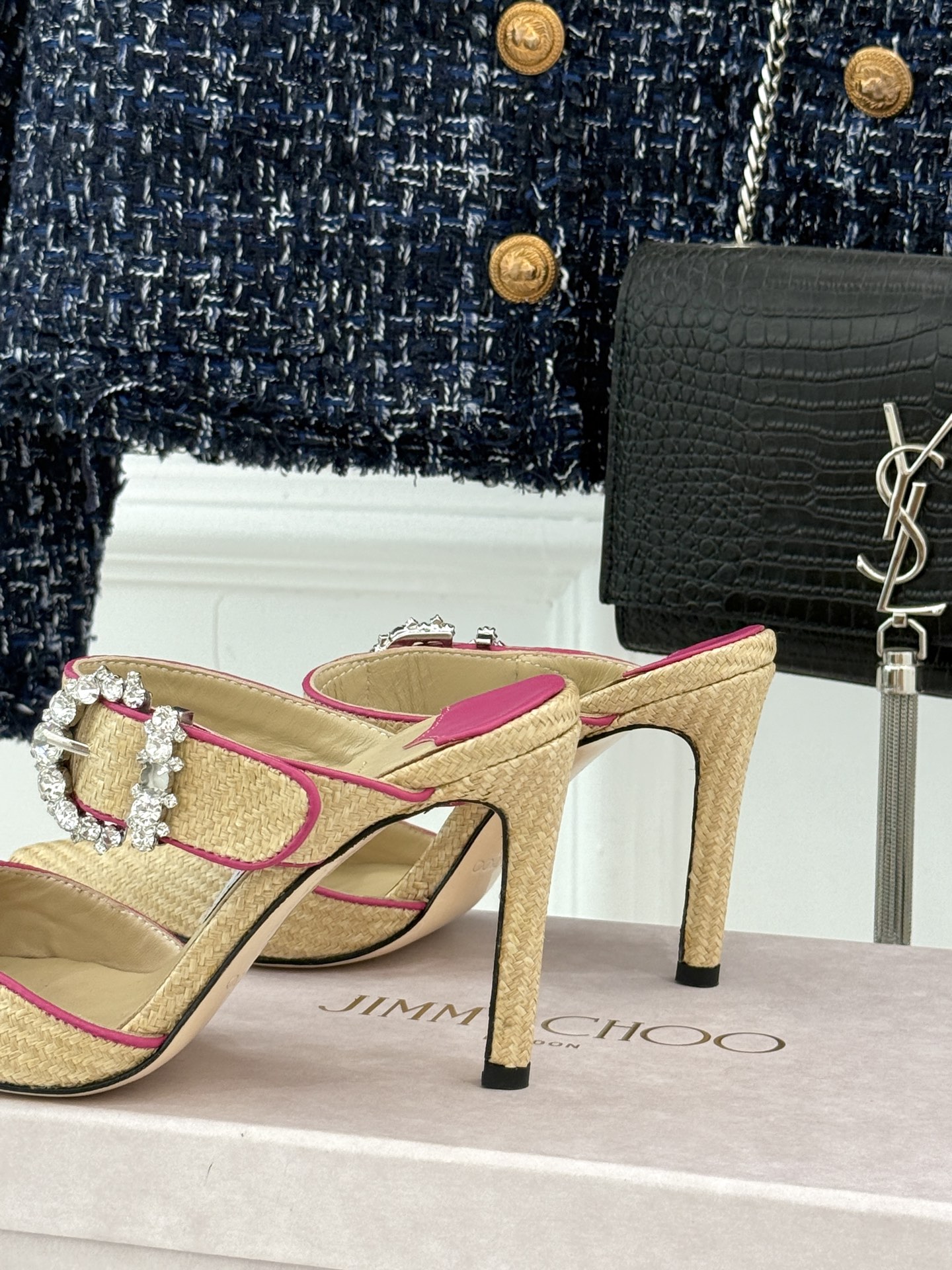 
Jimmy Choo｜周仰杰经典水钻高跟拖鞋
我们家JC一如既往品质优越 低调不失华丽 
性感又不显张