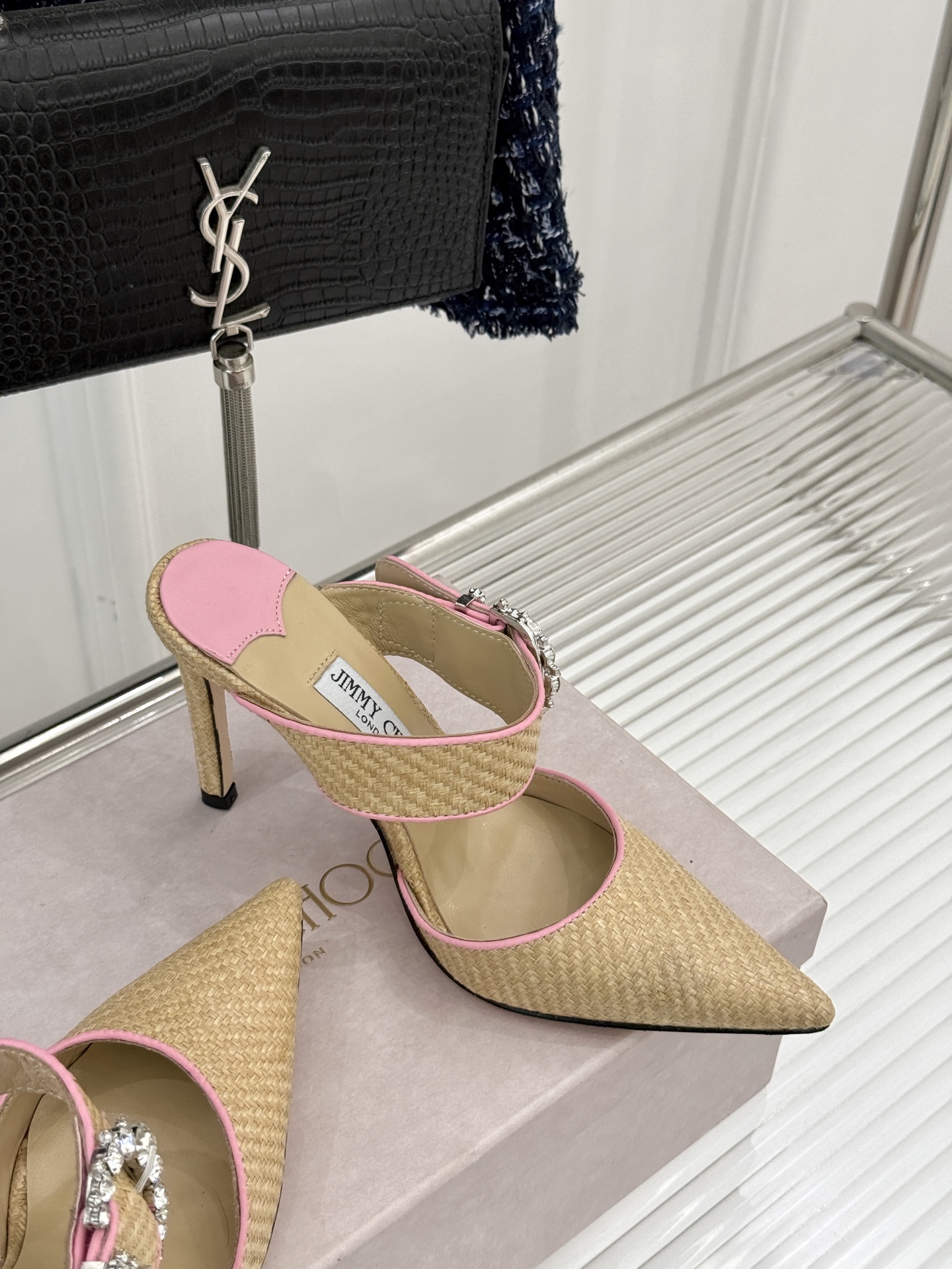 
Jimmy Choo｜周仰杰经典水钻高跟拖鞋
我们家JC一如既往品质优越 低调不失华丽 
性感又不显张