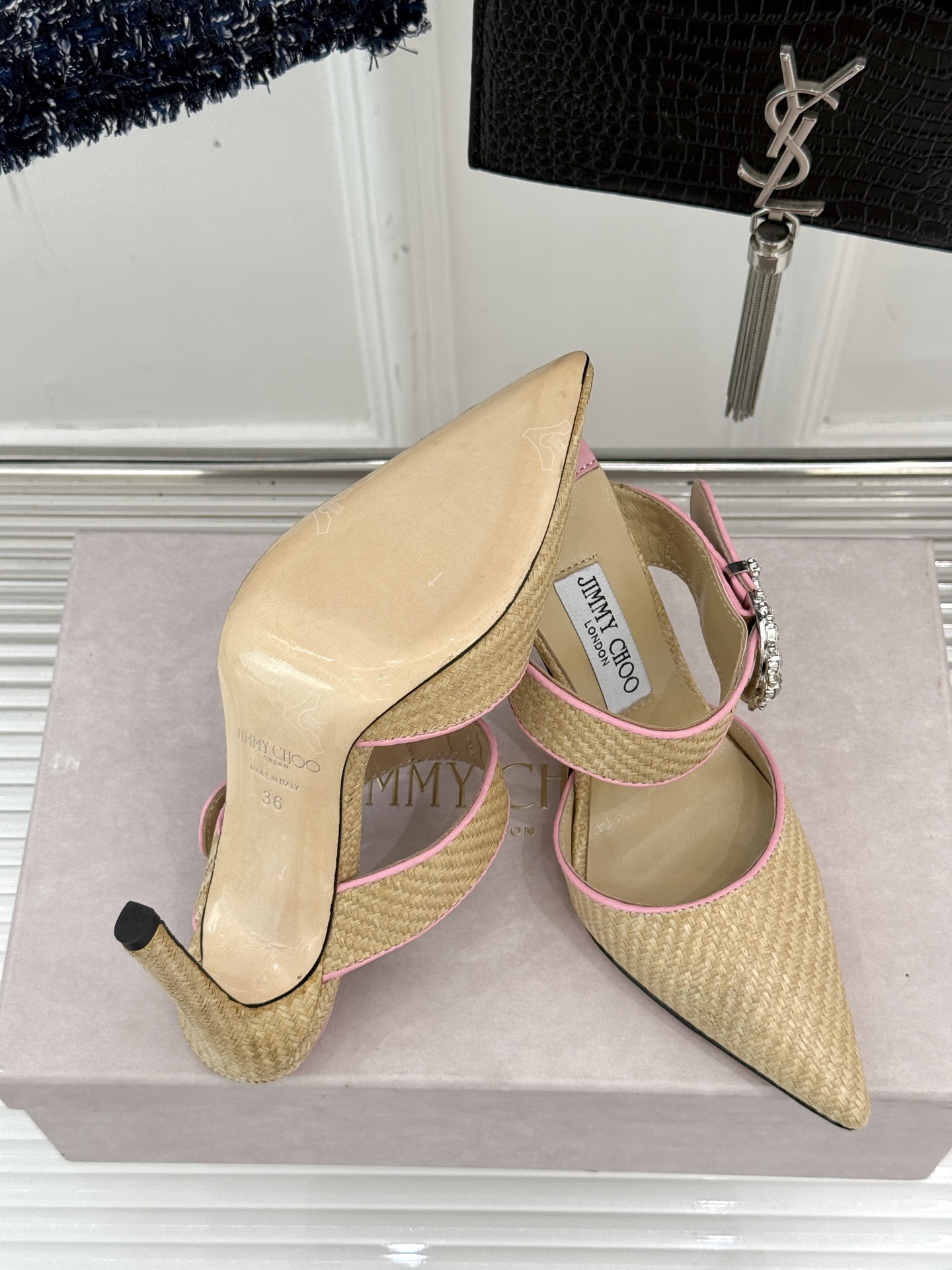 
Jimmy Choo｜周仰杰经典水钻高跟拖鞋
我们家JC一如既往品质优越 低调不失华丽 
性感又不显张