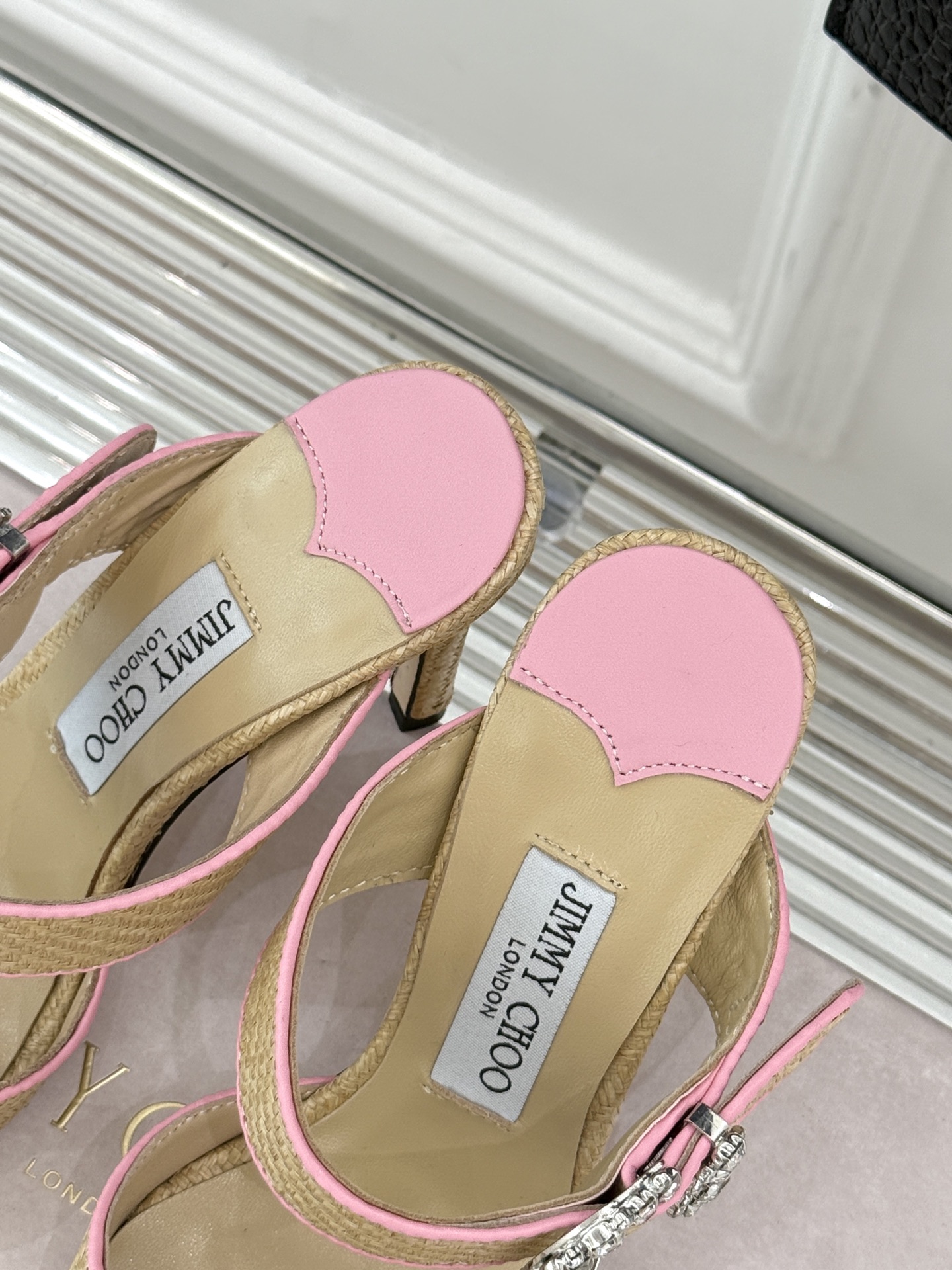 
Jimmy Choo｜周仰杰经典水钻高跟拖鞋
我们家JC一如既往品质优越 低调不失华丽 
性感又不显张