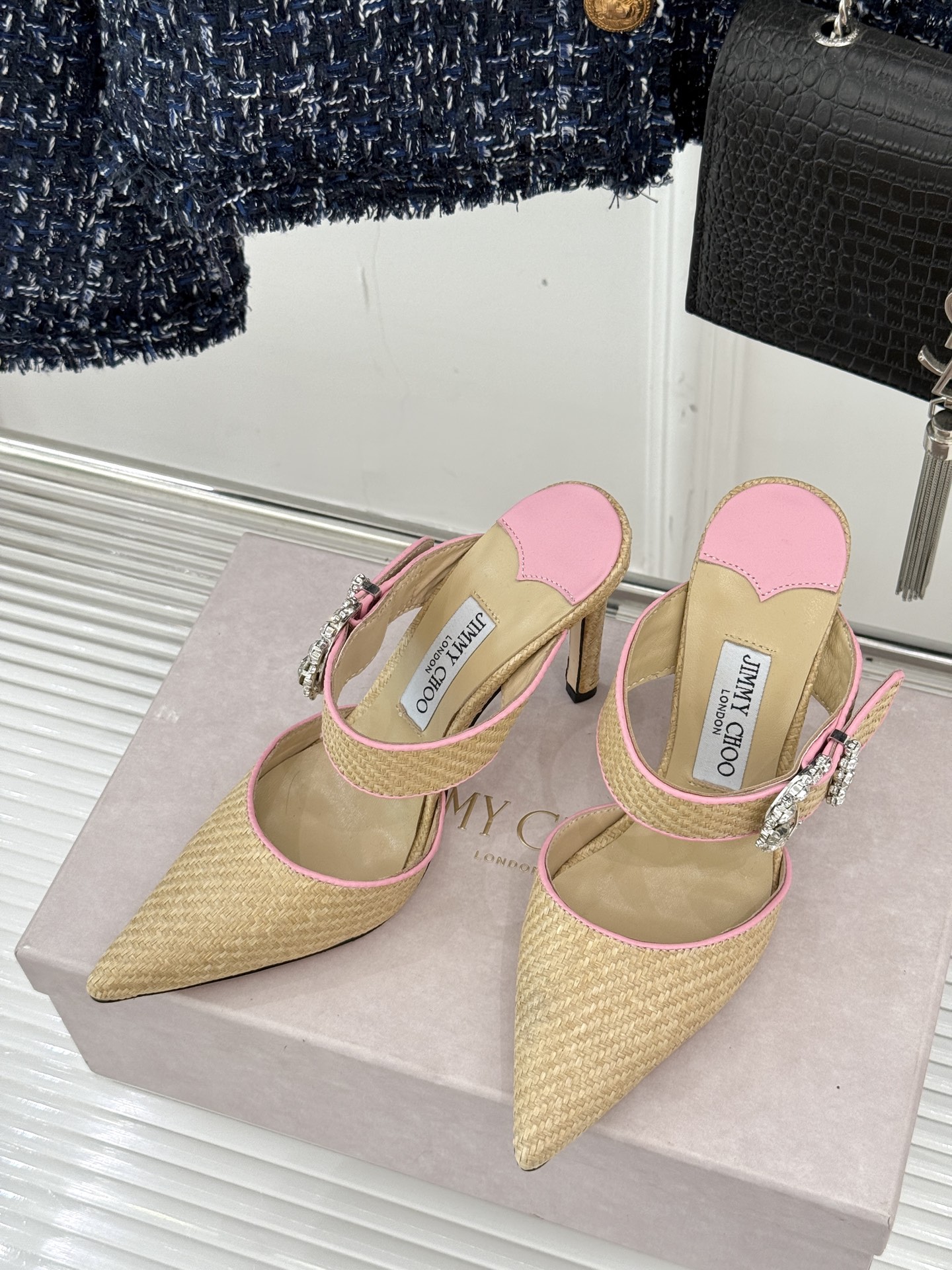 
Jimmy Choo｜周仰杰经典水钻高跟拖鞋
我们家JC一如既往品质优越 低调不失华丽 
性感又不显张