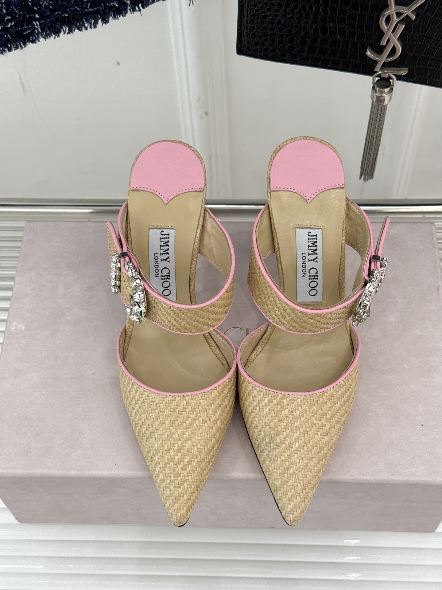 
Jimmy Choo｜周仰杰经典水钻高跟拖鞋
我们家JC一如既往品质优越 低调不失华丽 
性感又不显张