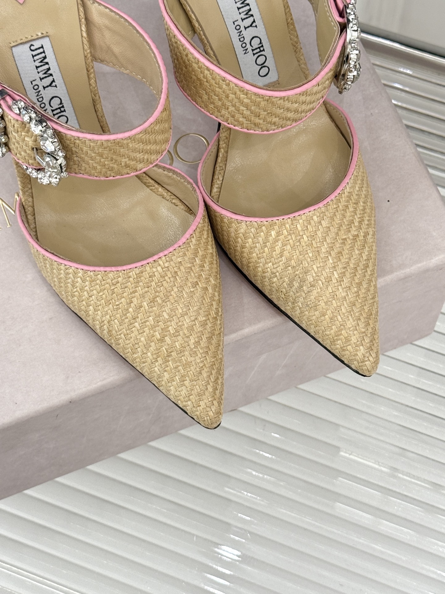 
Jimmy Choo｜周仰杰经典水钻高跟拖鞋
我们家JC一如既往品质优越 低调不失华丽 
性感又不显张