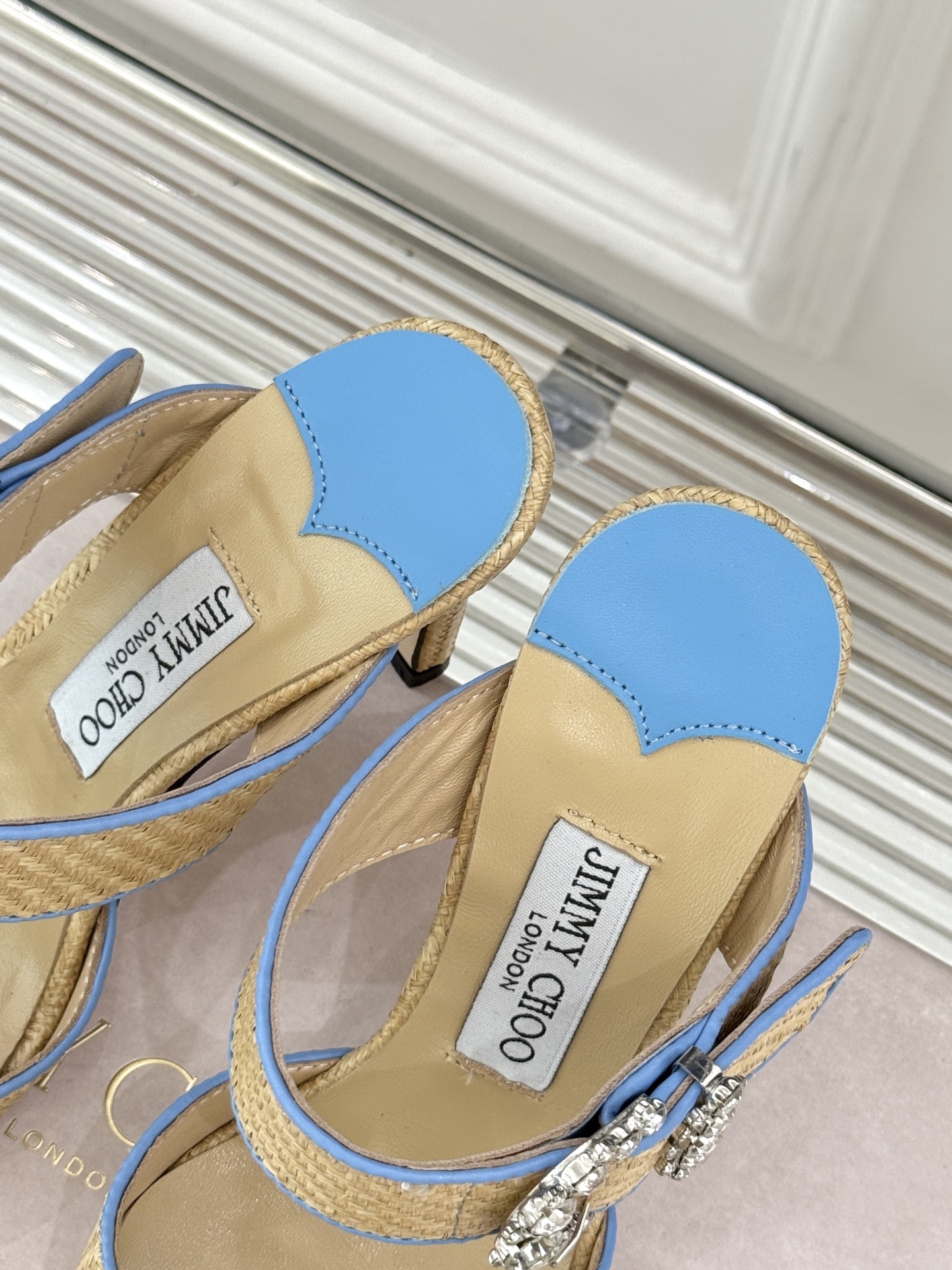 
Jimmy Choo｜周仰杰经典水钻高跟拖鞋
我们家JC一如既往品质优越 低调不失华丽 
性感又不显张