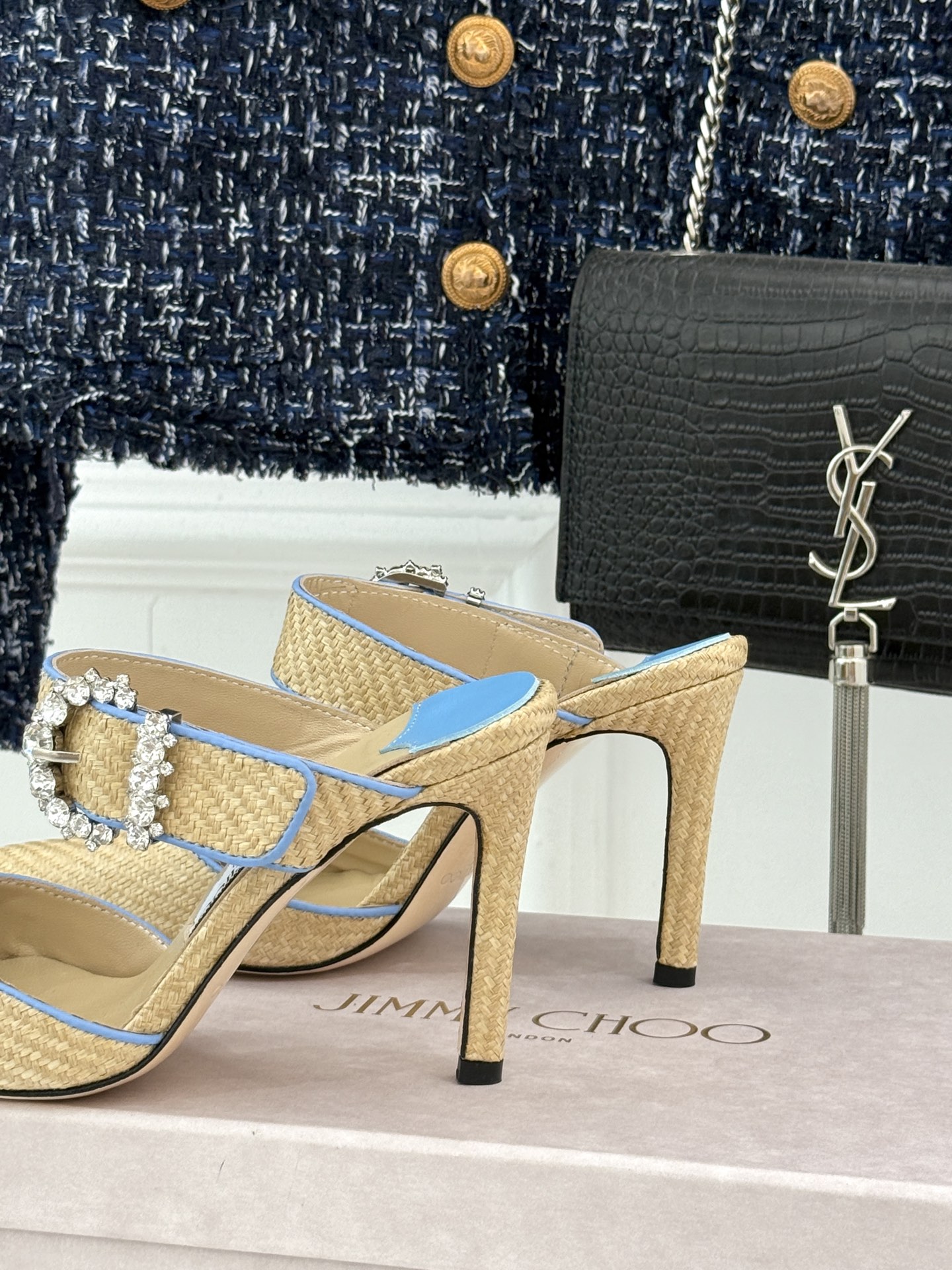 
Jimmy Choo｜周仰杰经典水钻高跟拖鞋
我们家JC一如既往品质优越 低调不失华丽 
性感又不显张