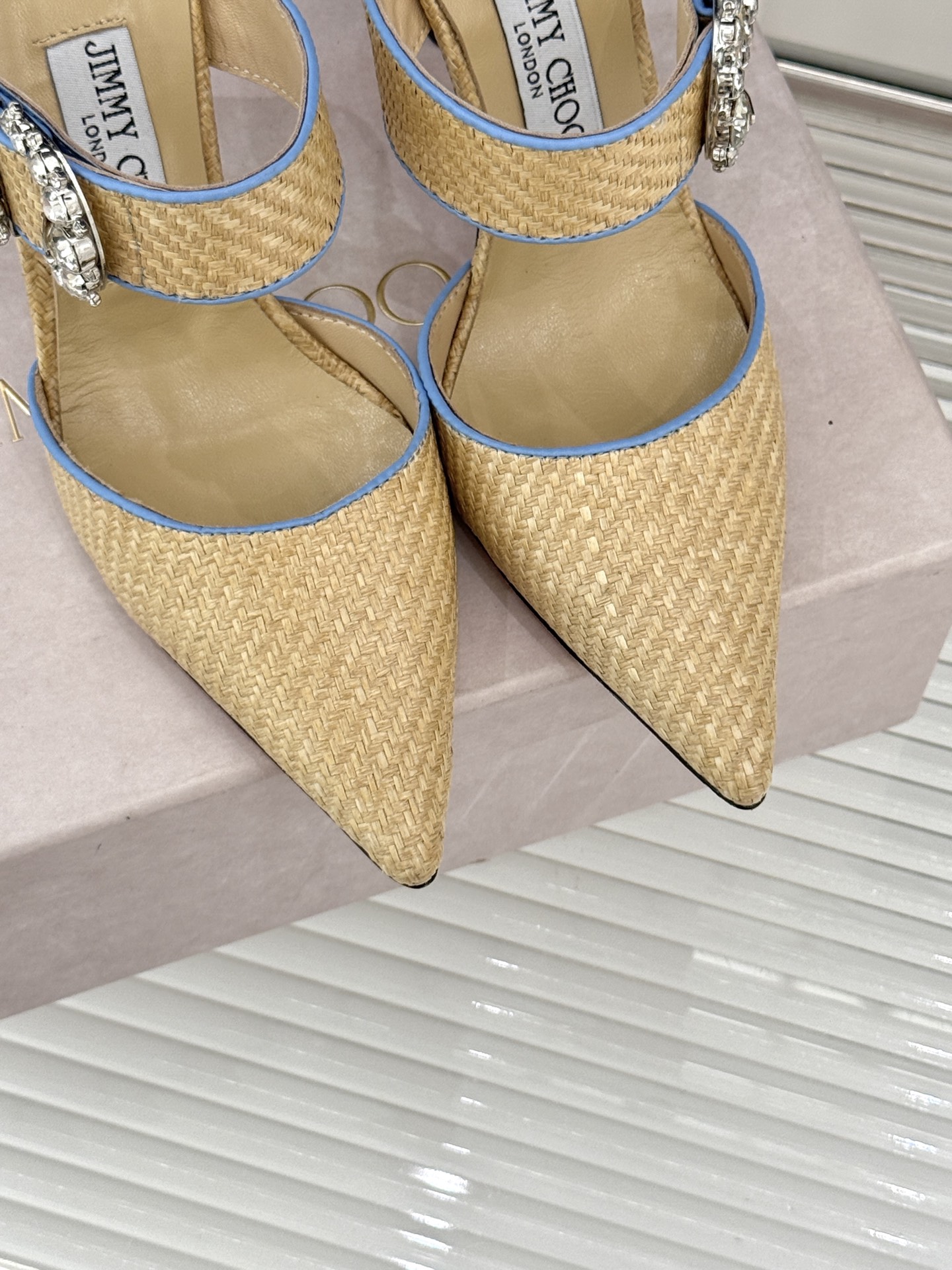 
Jimmy Choo｜周仰杰经典水钻高跟拖鞋
我们家JC一如既往品质优越 低调不失华丽 
性感又不显张
