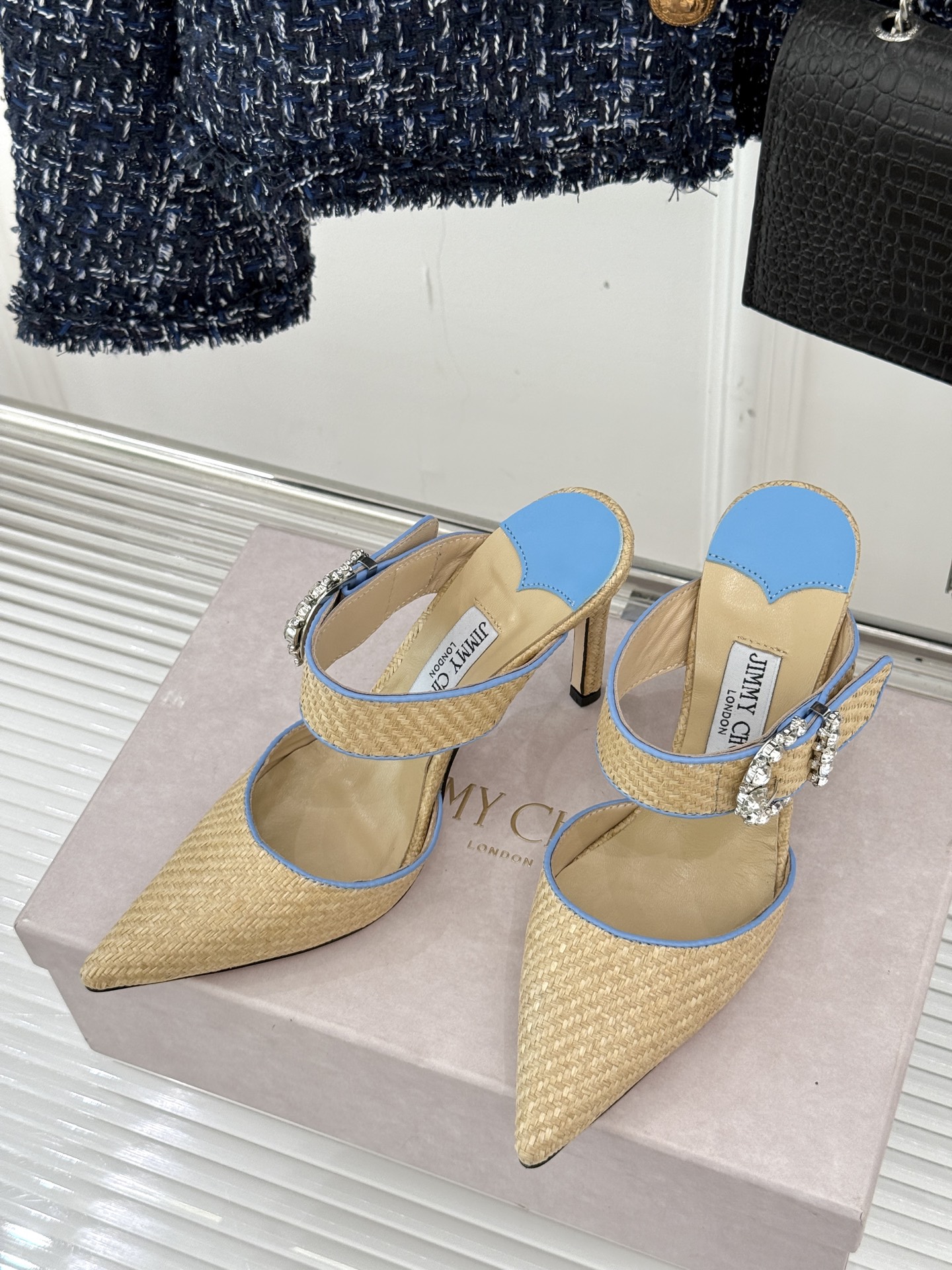
Jimmy Choo｜周仰杰经典水钻高跟拖鞋
我们家JC一如既往品质优越 低调不失华丽 
性感又不显张