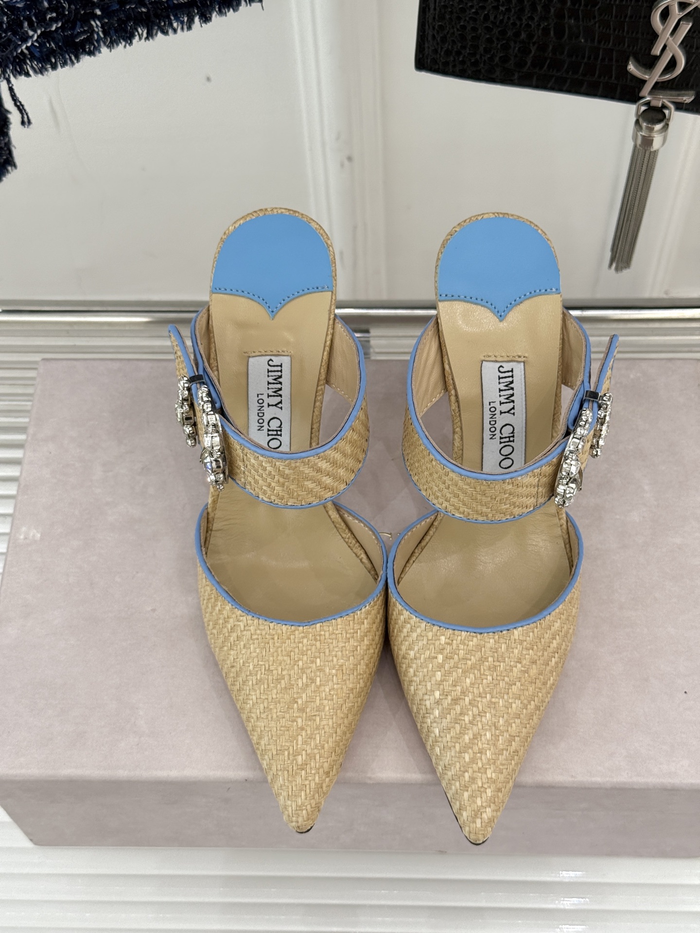 
Jimmy Choo｜周仰杰经典水钻高跟拖鞋
我们家JC一如既往品质优越 低调不失华丽 
性感又不显张
