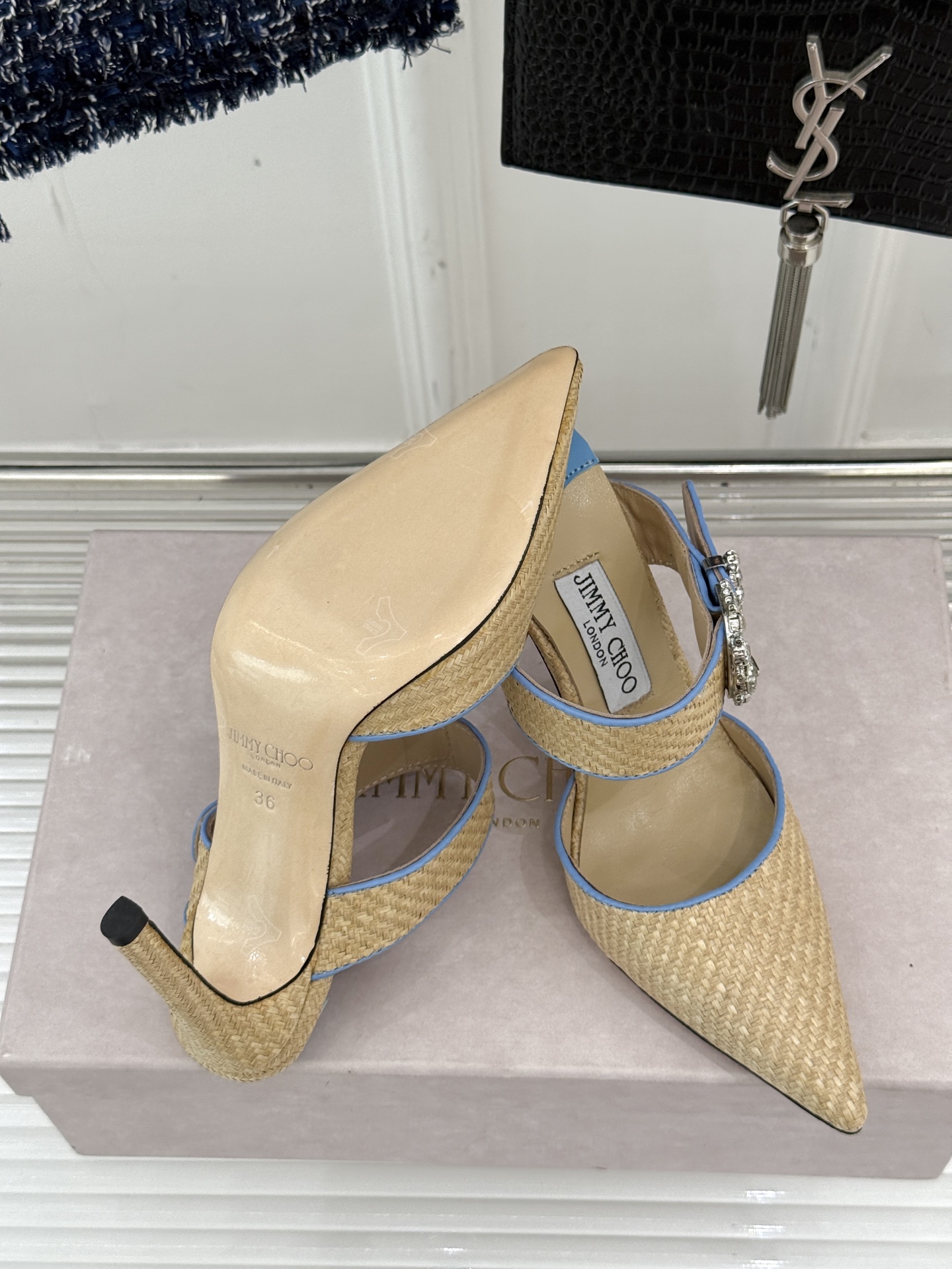 
Jimmy Choo｜周仰杰经典水钻高跟拖鞋
我们家JC一如既往品质优越 低调不失华丽 
性感又不显张