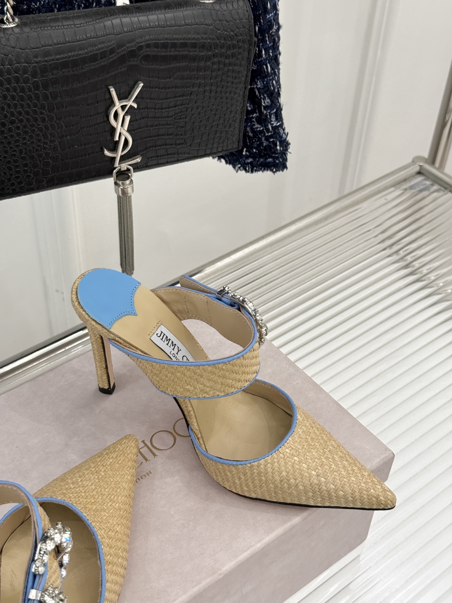 
Jimmy Choo｜周仰杰经典水钻高跟拖鞋
我们家JC一如既往品质优越 低调不失华丽 
性感又不显张