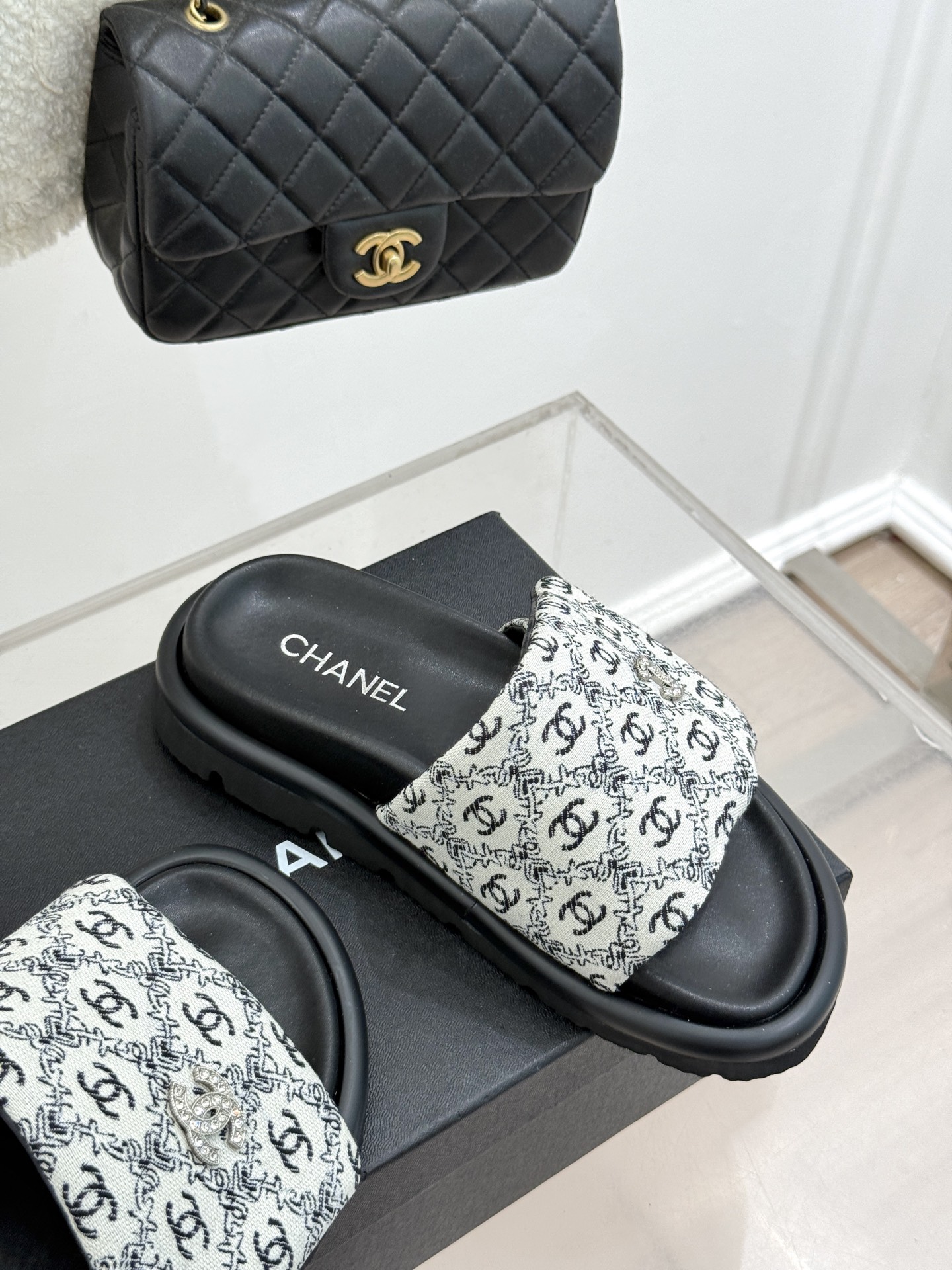 
CHANE* ｜小香25。春夏新品
双C印花魔术贴厚底面包懒人拖鞋
懒人必备👏穿了会上瘾的拖鞋
巨软巨