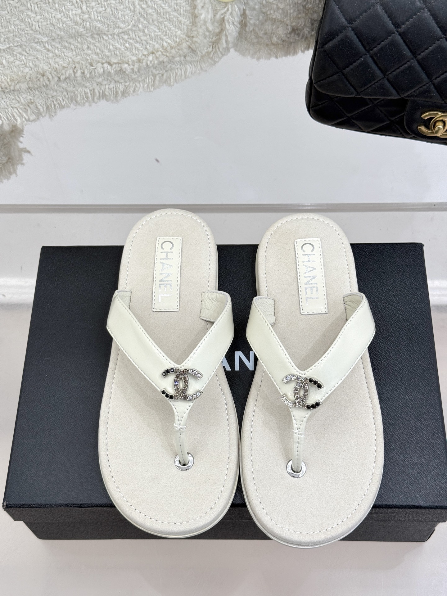 
CHANE* ｜小香25。春夏新品
双C人字拖夹脚拖鞋
好穿又出片的度假风人字拖🏖️
经典双C珠宝设计