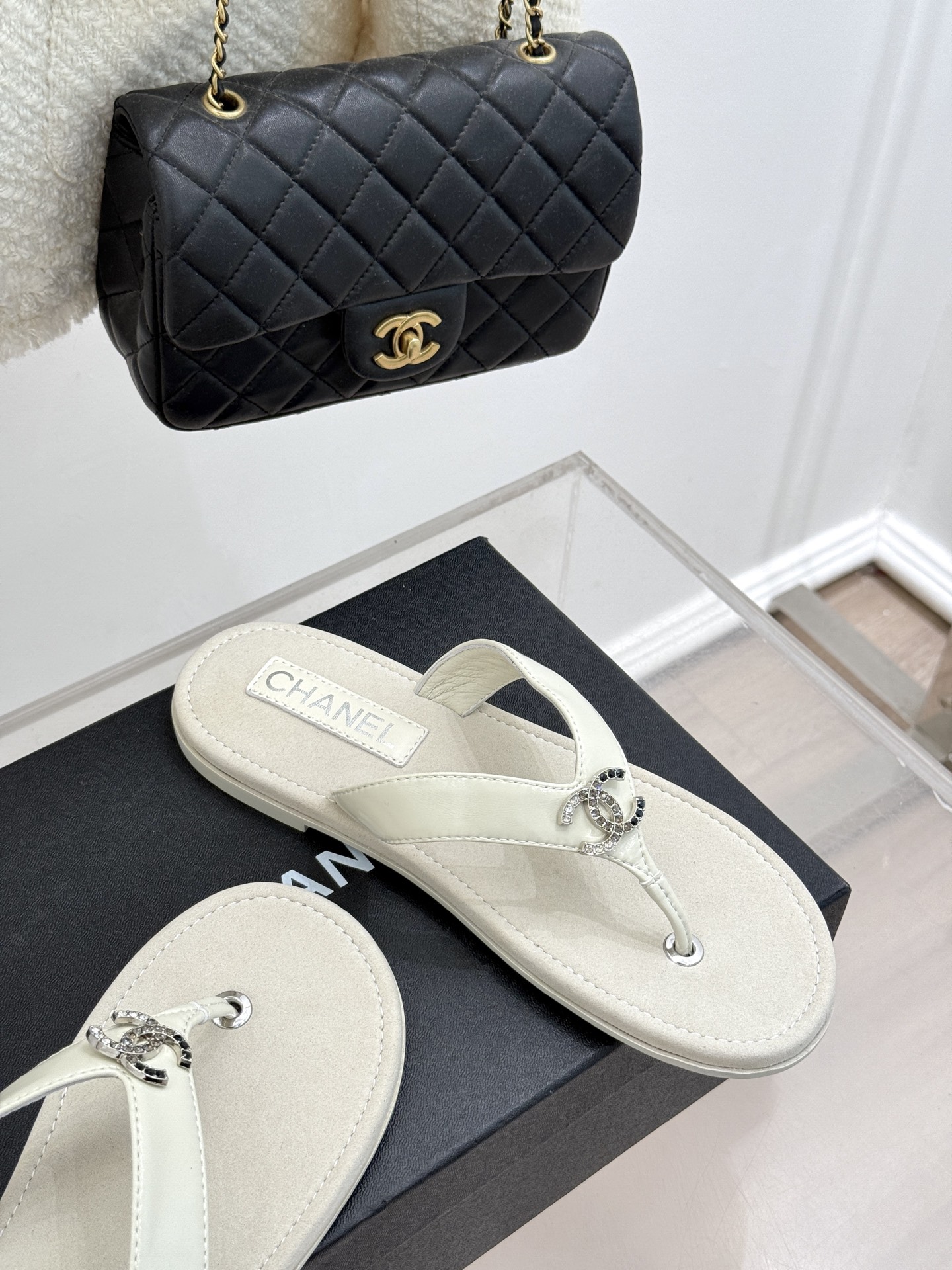 
CHANE* ｜小香25。春夏新品
双C人字拖夹脚拖鞋
好穿又出片的度假风人字拖🏖️
经典双C珠宝设计