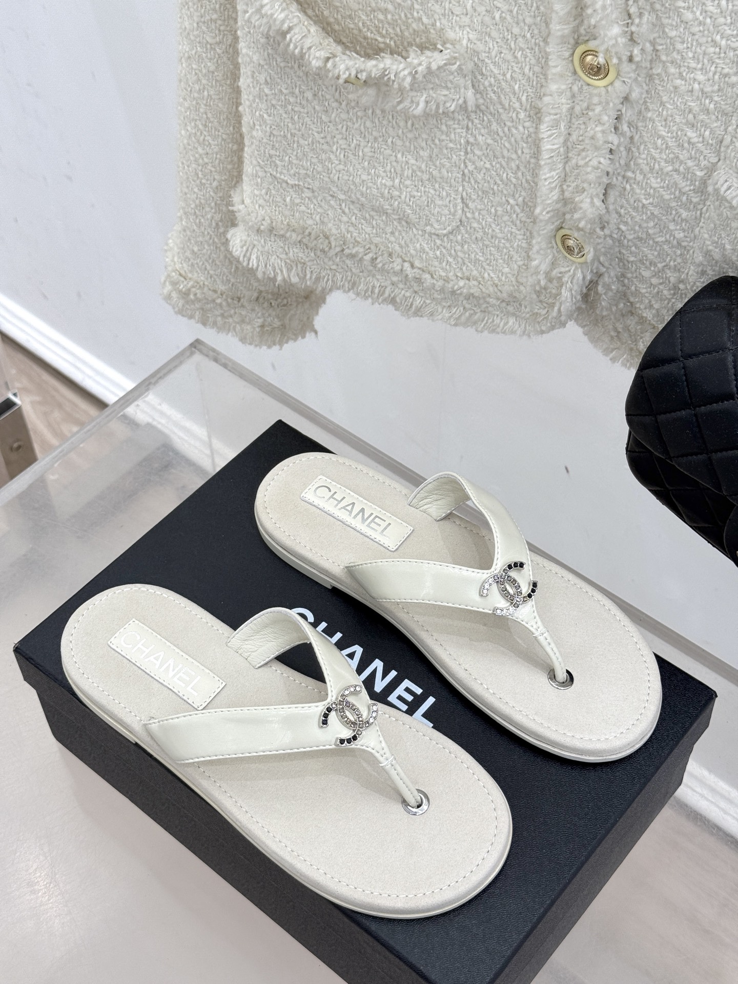 
CHANE* ｜小香25。春夏新品
双C人字拖夹脚拖鞋
好穿又出片的度假风人字拖🏖️
经典双C珠宝设计