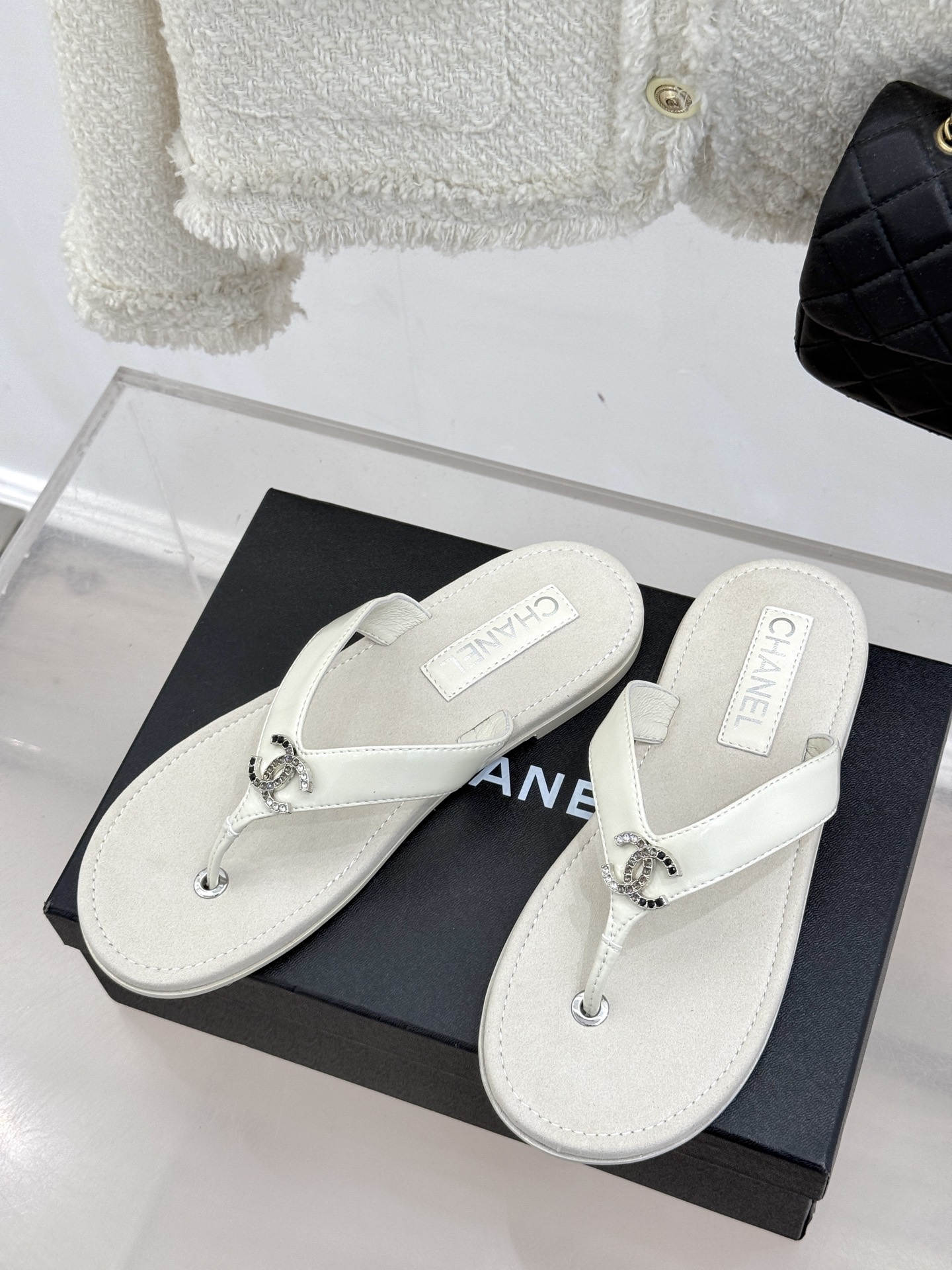 
CHANE* ｜小香25。春夏新品
双C人字拖夹脚拖鞋
好穿又出片的度假风人字拖🏖️
经典双C珠宝设计
