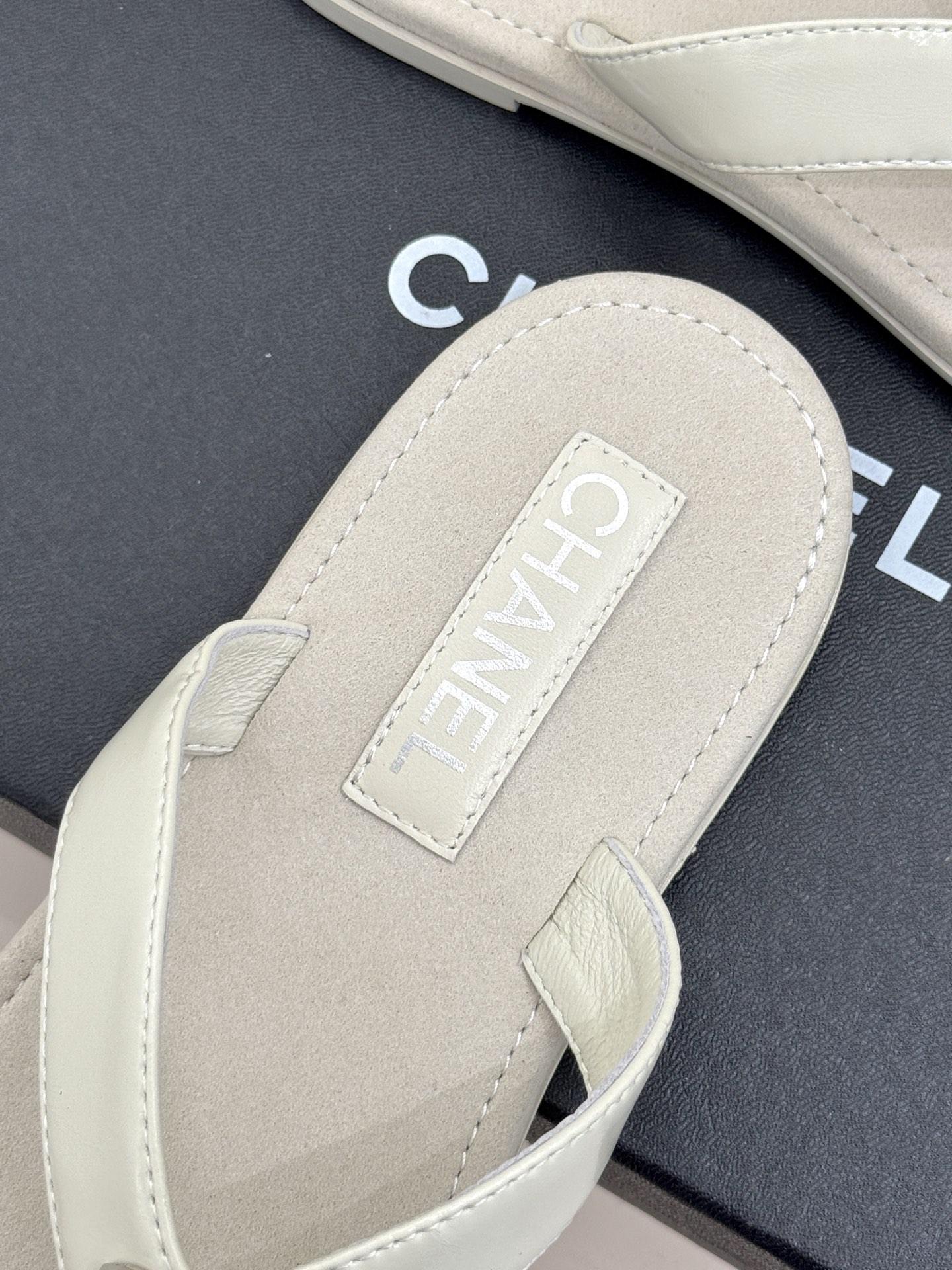 
CHANE* ｜小香25。春夏新品
双C人字拖夹脚拖鞋
好穿又出片的度假风人字拖🏖️
经典双C珠宝设计