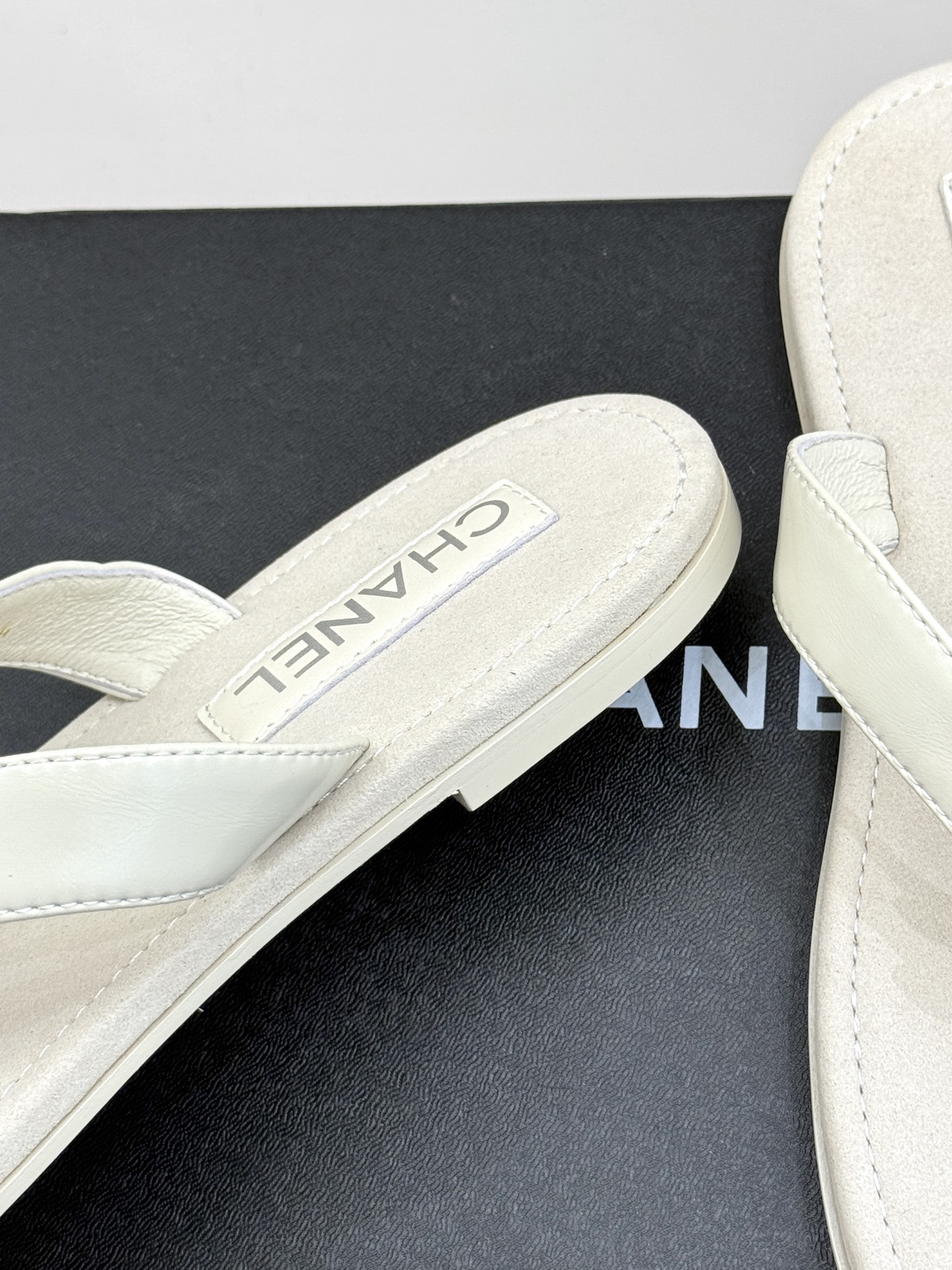 
CHANE* ｜小香25。春夏新品
双C人字拖夹脚拖鞋
好穿又出片的度假风人字拖🏖️
经典双C珠宝设计