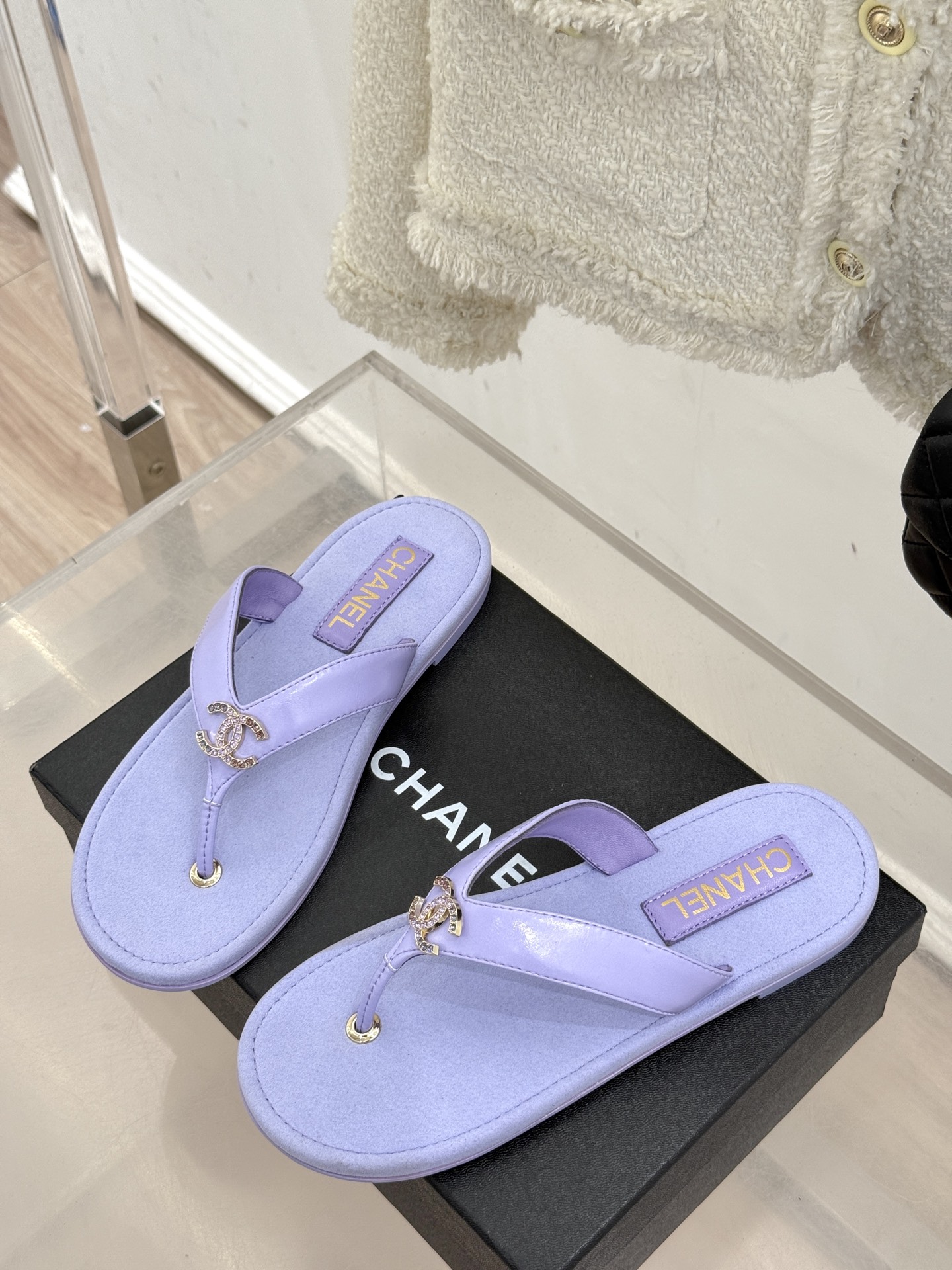 
CHANE* ｜小香25。春夏新品
双C人字拖夹脚拖鞋
好穿又出片的度假风人字拖🏖️
经典双C珠宝设计