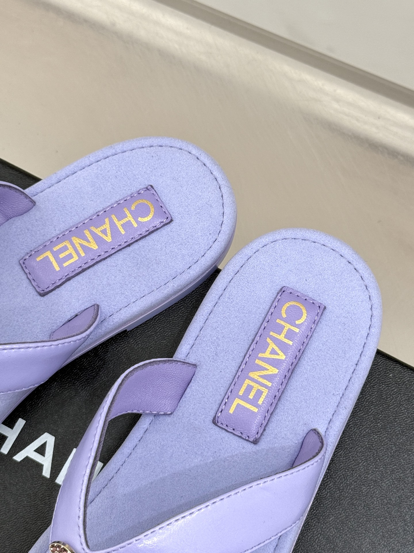 
CHANE* ｜小香25。春夏新品
双C人字拖夹脚拖鞋
好穿又出片的度假风人字拖🏖️
经典双C珠宝设计