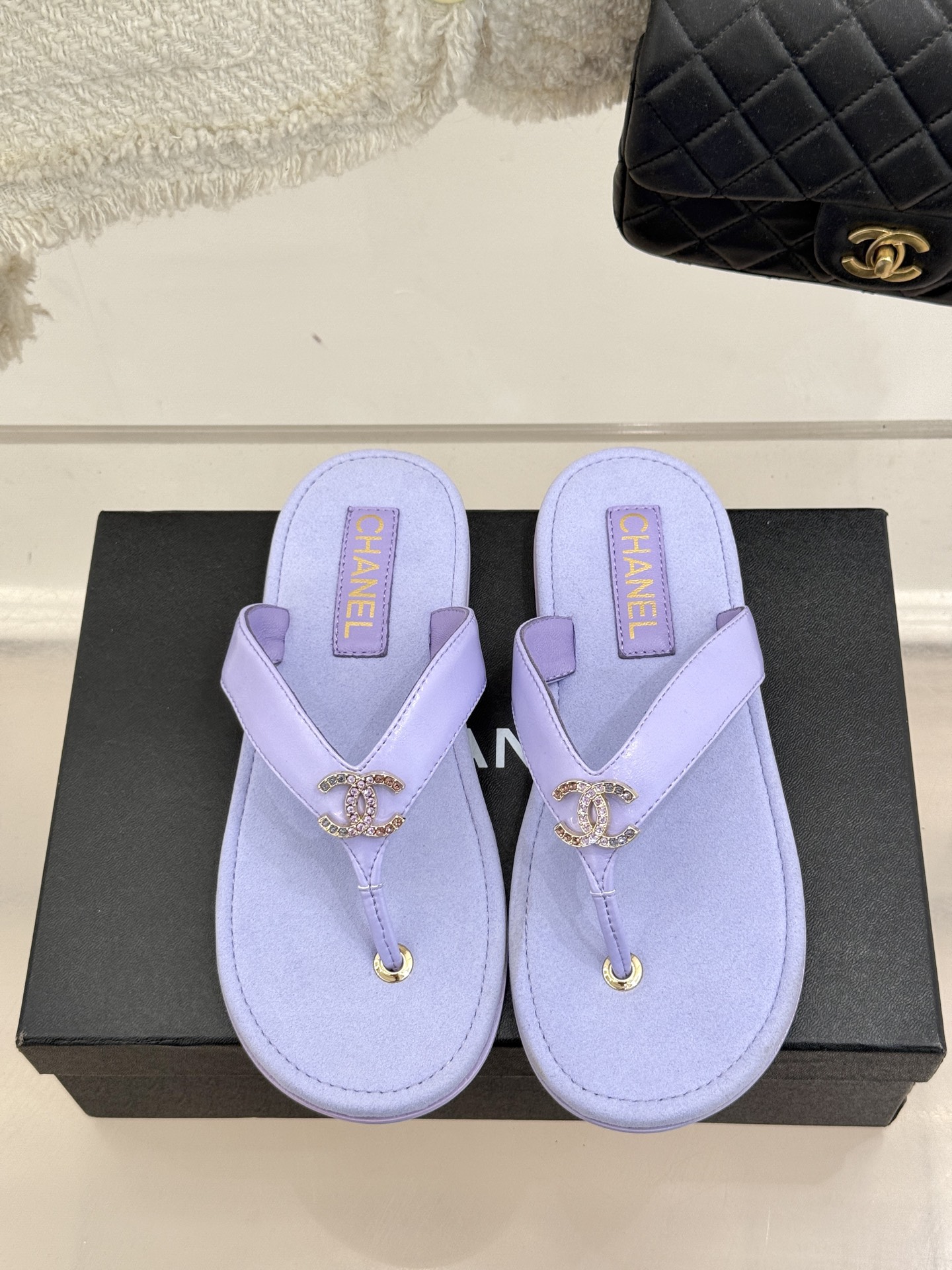 
CHANE* ｜小香25。春夏新品
双C人字拖夹脚拖鞋
好穿又出片的度假风人字拖🏖️
经典双C珠宝设计