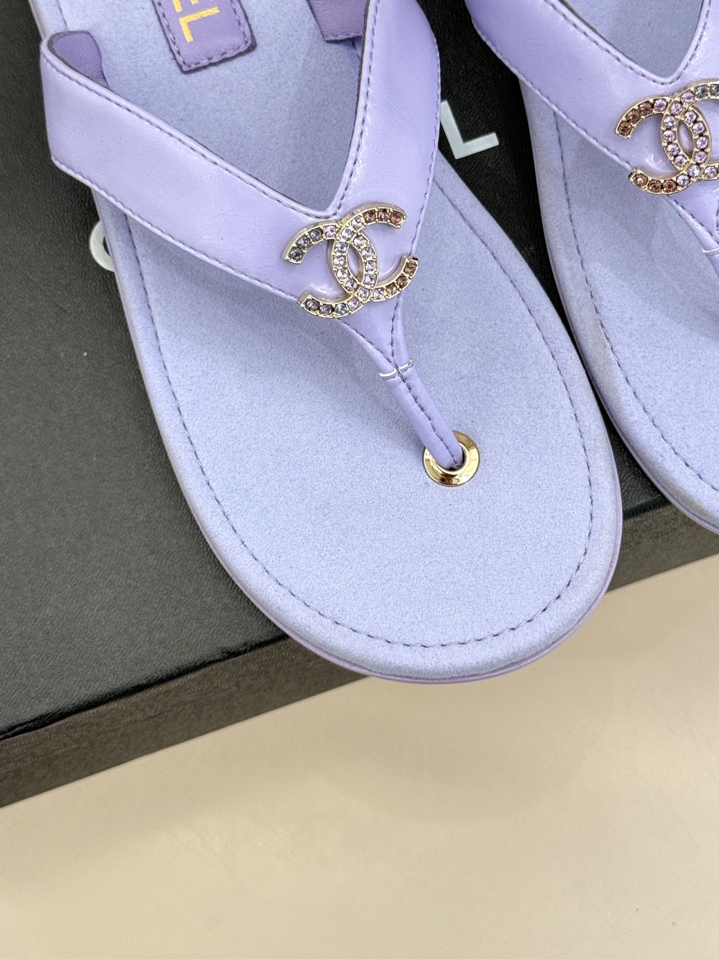 
CHANE* ｜小香25。春夏新品
双C人字拖夹脚拖鞋
好穿又出片的度假风人字拖🏖️
经典双C珠宝设计