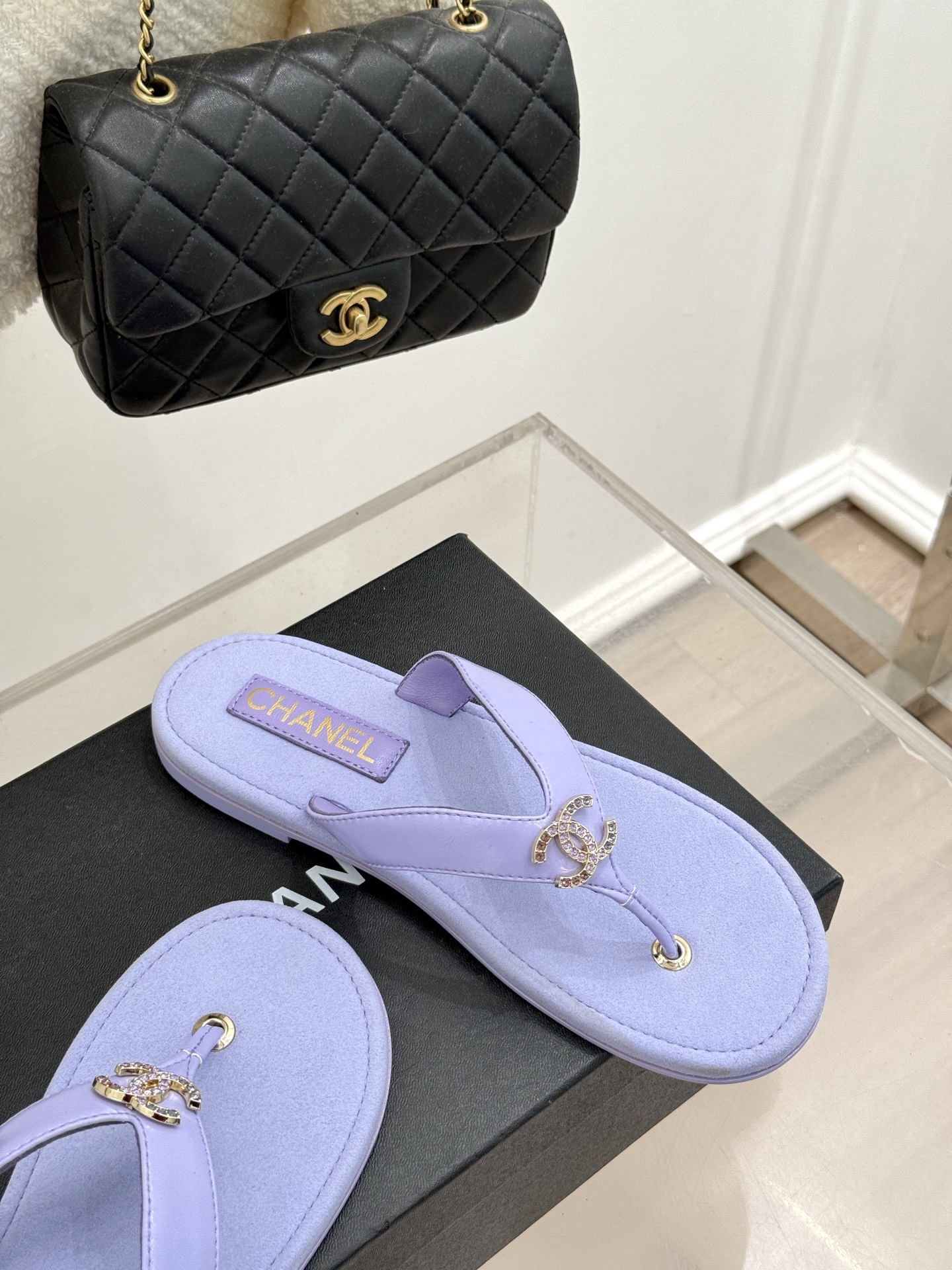 
CHANE* ｜小香25。春夏新品
双C人字拖夹脚拖鞋
好穿又出片的度假风人字拖🏖️
经典双C珠宝设计