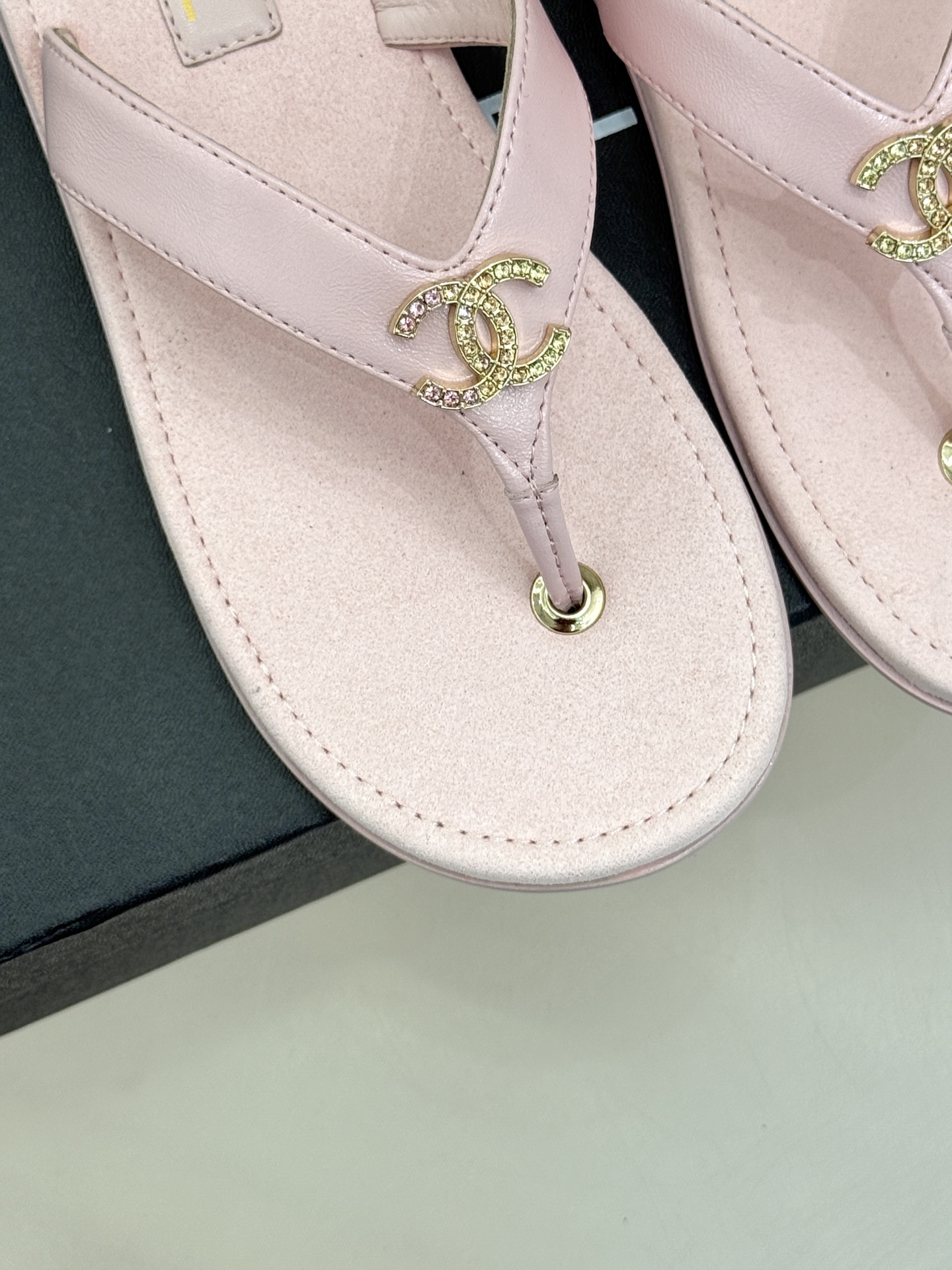 
CHANE* ｜小香25。春夏新品
双C人字拖夹脚拖鞋
好穿又出片的度假风人字拖🏖️
经典双C珠宝设计