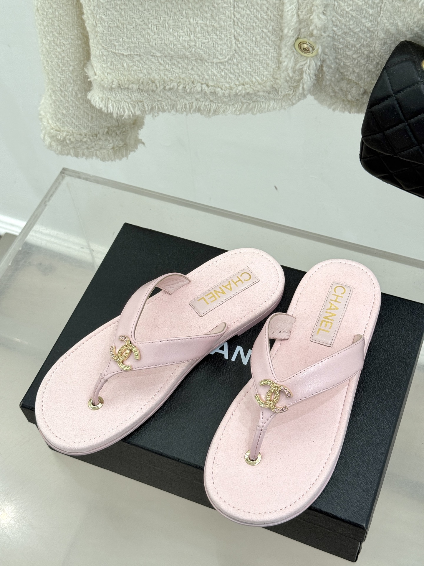 
CHANE* ｜小香25。春夏新品
双C人字拖夹脚拖鞋
好穿又出片的度假风人字拖🏖️
经典双C珠宝设计