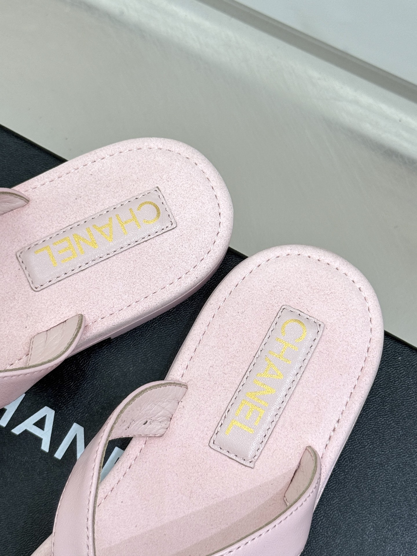 
CHANE* ｜小香25。春夏新品
双C人字拖夹脚拖鞋
好穿又出片的度假风人字拖🏖️
经典双C珠宝设计