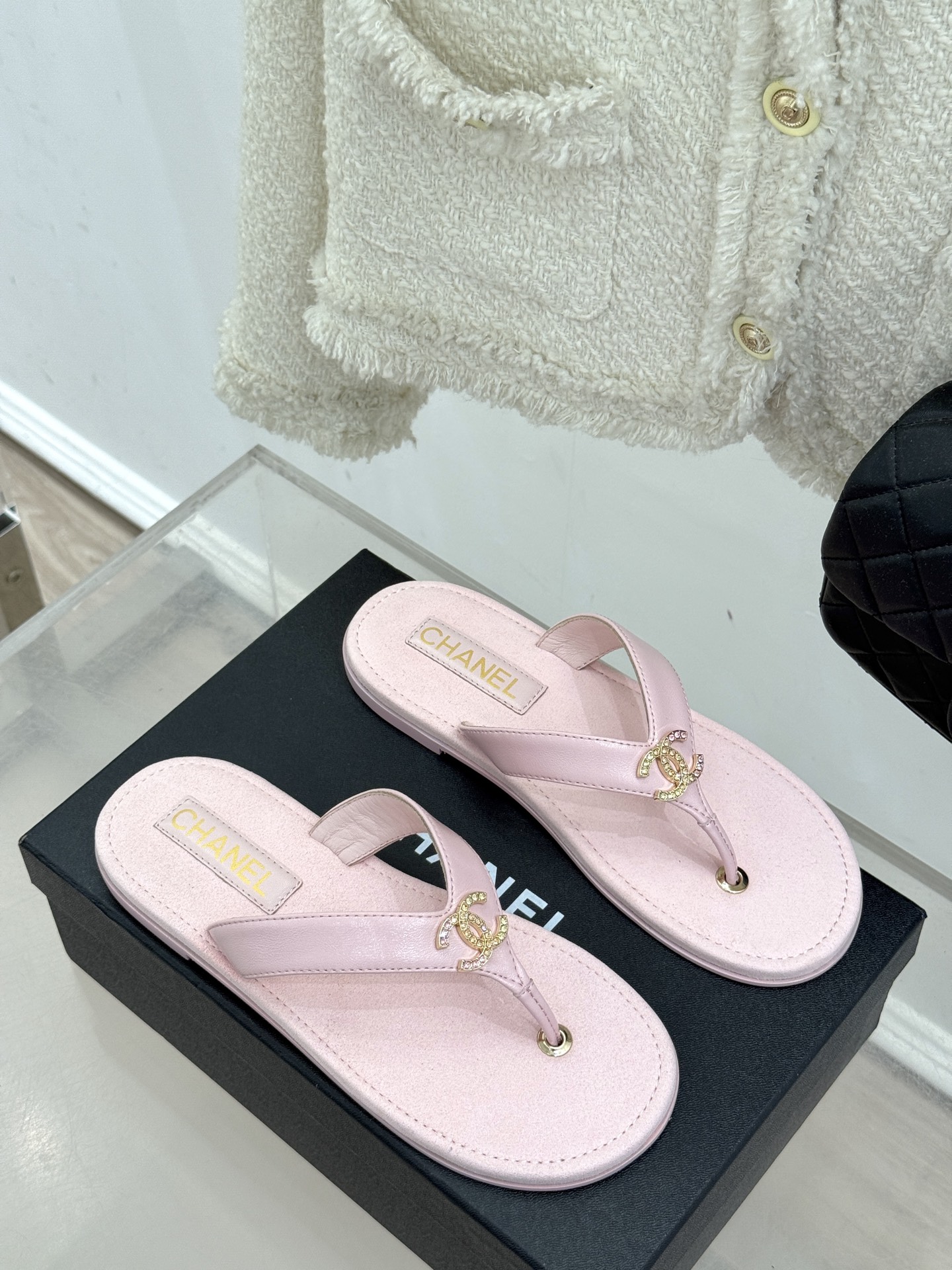 
CHANE* ｜小香25。春夏新品
双C人字拖夹脚拖鞋
好穿又出片的度假风人字拖🏖️
经典双C珠宝设计