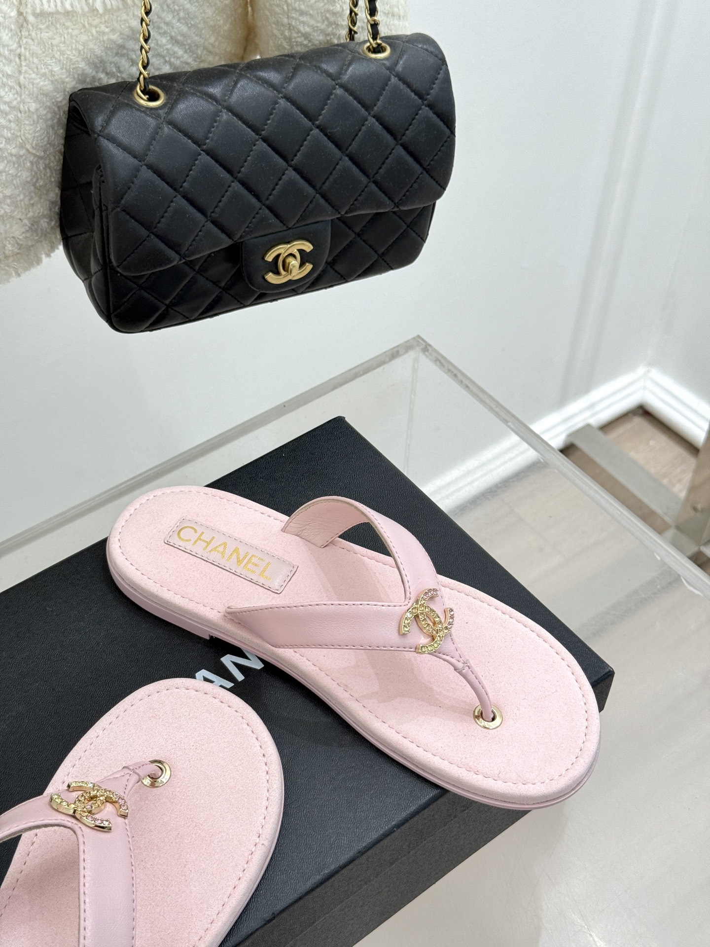 
CHANE* ｜小香25。春夏新品
双C人字拖夹脚拖鞋
好穿又出片的度假风人字拖🏖️
经典双C珠宝设计