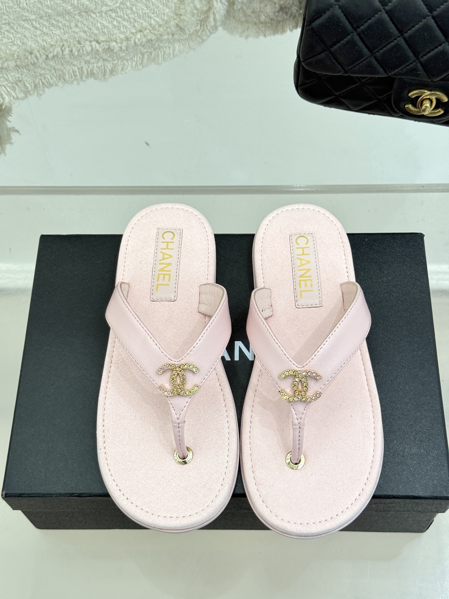 
CHANE* ｜小香25。春夏新品
双C人字拖夹脚拖鞋
好穿又出片的度假风人字拖🏖️
经典双C珠宝设计