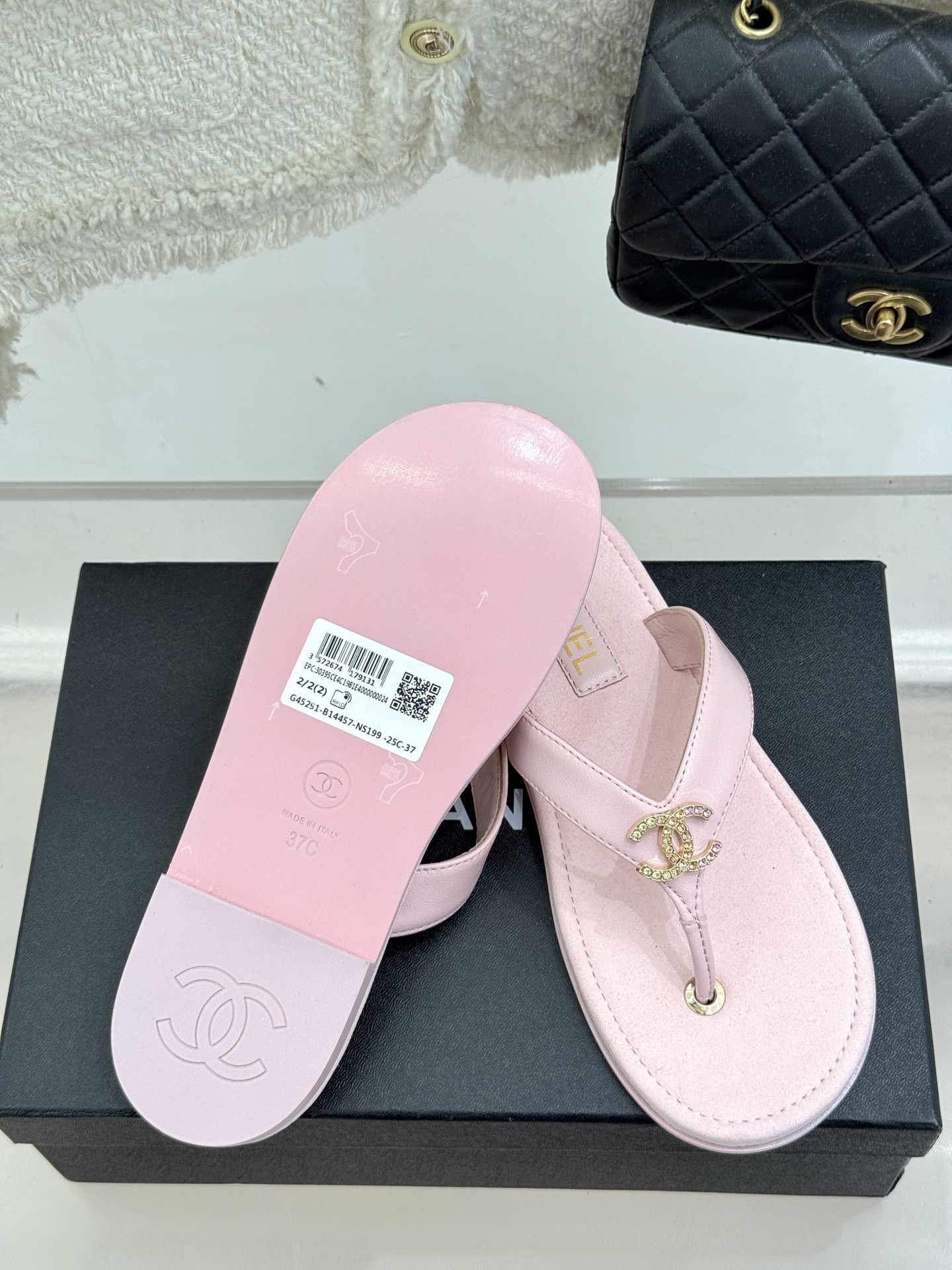 
CHANE* ｜小香25。春夏新品
双C人字拖夹脚拖鞋
好穿又出片的度假风人字拖🏖️
经典双C珠宝设计