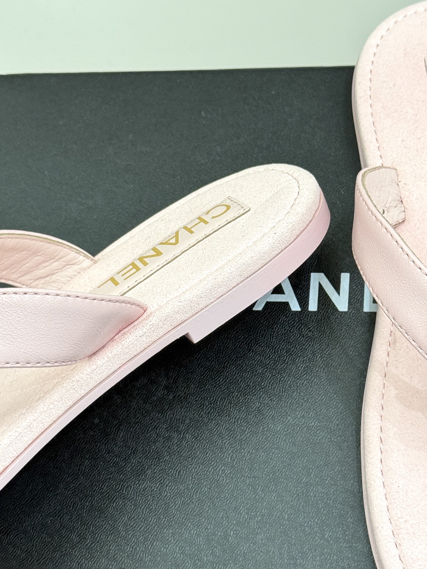 
CHANE* ｜小香25。春夏新品
双C人字拖夹脚拖鞋
好穿又出片的度假风人字拖🏖️
经典双C珠宝设计