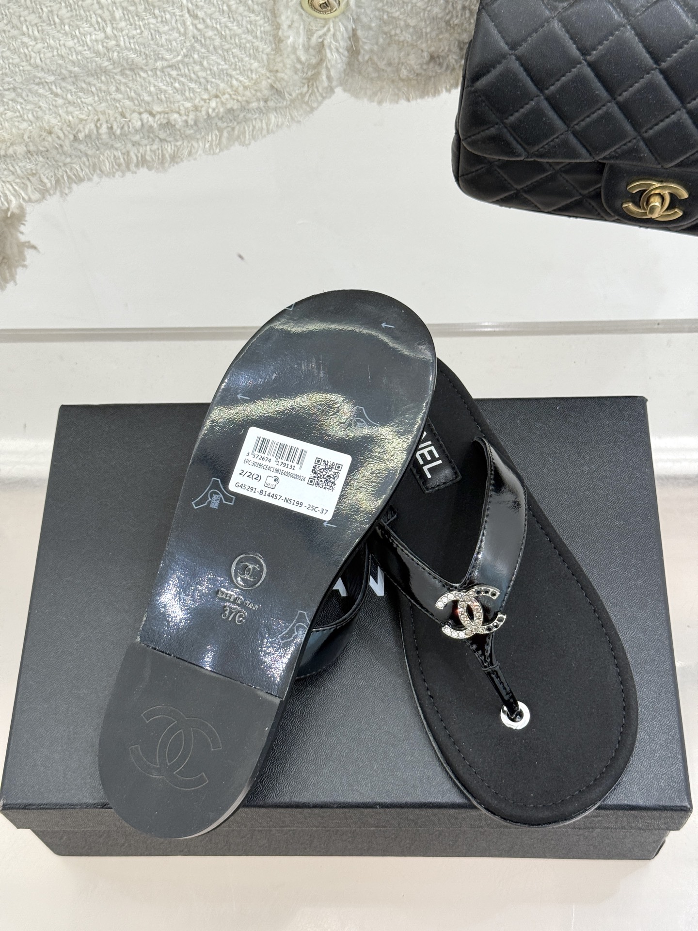 
CHANE* ｜小香25。春夏新品
双C人字拖夹脚拖鞋
好穿又出片的度假风人字拖🏖️
经典双C珠宝设计