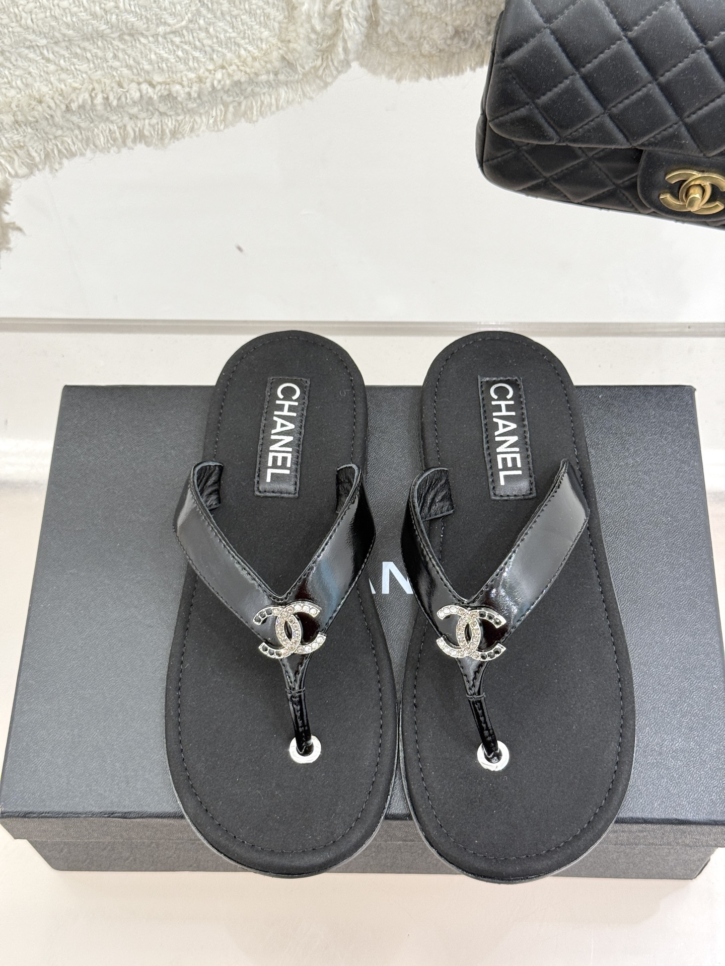 
CHANE* ｜小香25。春夏新品
双C人字拖夹脚拖鞋
好穿又出片的度假风人字拖🏖️
经典双C珠宝设计