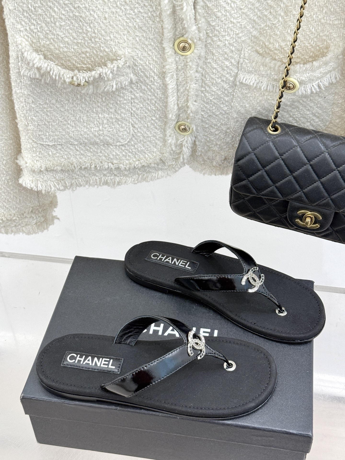 
CHANE* ｜小香25。春夏新品
双C人字拖夹脚拖鞋
好穿又出片的度假风人字拖🏖️
经典双C珠宝设计