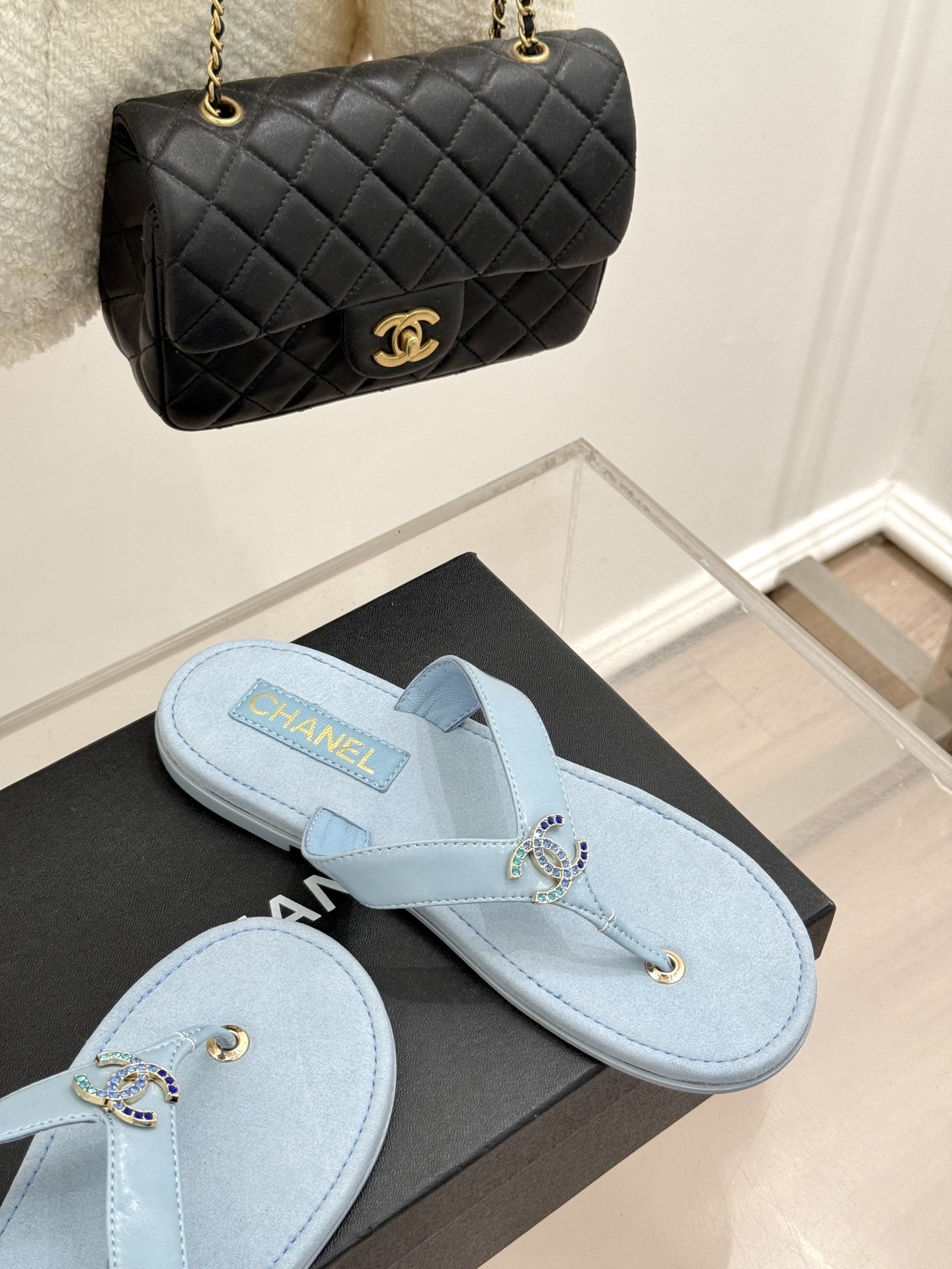 
CHANE* ｜小香25。春夏新品
双C人字拖夹脚拖鞋
好穿又出片的度假风人字拖🏖️
经典双C珠宝设计