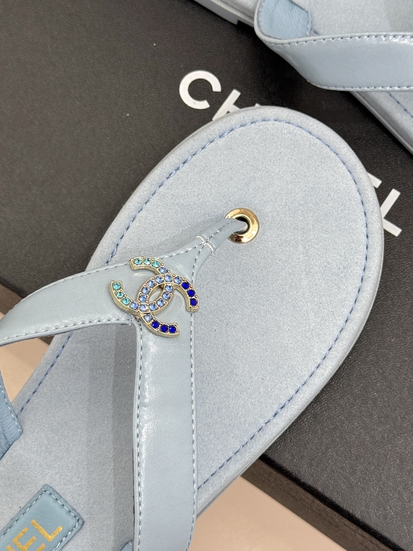 
CHANE* ｜小香25。春夏新品
双C人字拖夹脚拖鞋
好穿又出片的度假风人字拖🏖️
经典双C珠宝设计