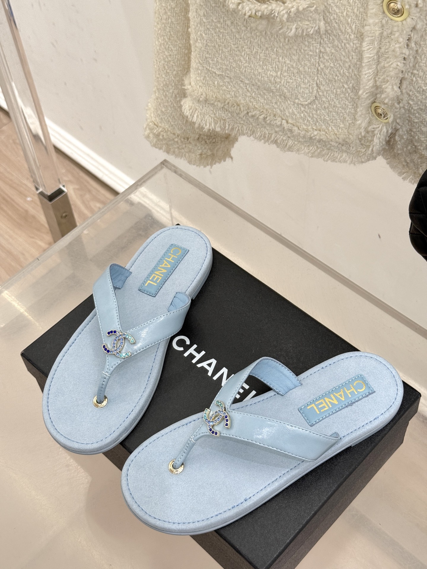 
CHANE* ｜小香25。春夏新品
双C人字拖夹脚拖鞋
好穿又出片的度假风人字拖🏖️
经典双C珠宝设计