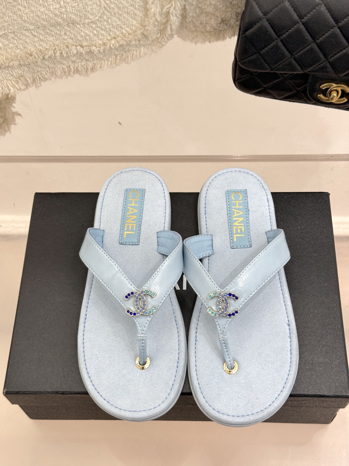 
CHANE* ｜小香25。春夏新品
双C人字拖夹脚拖鞋
好穿又出片的度假风人字拖🏖️
经典双C珠宝设计