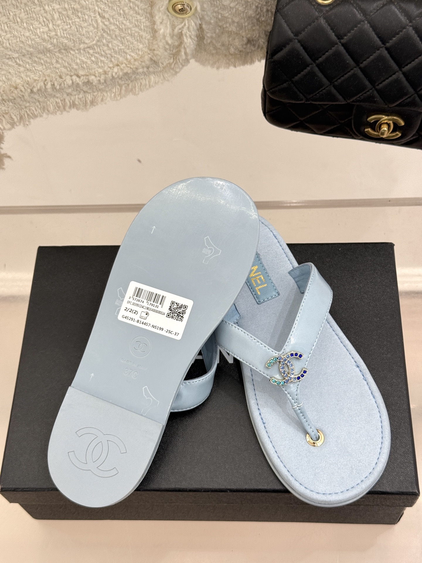 
CHANE* ｜小香25。春夏新品
双C人字拖夹脚拖鞋
好穿又出片的度假风人字拖🏖️
经典双C珠宝设计