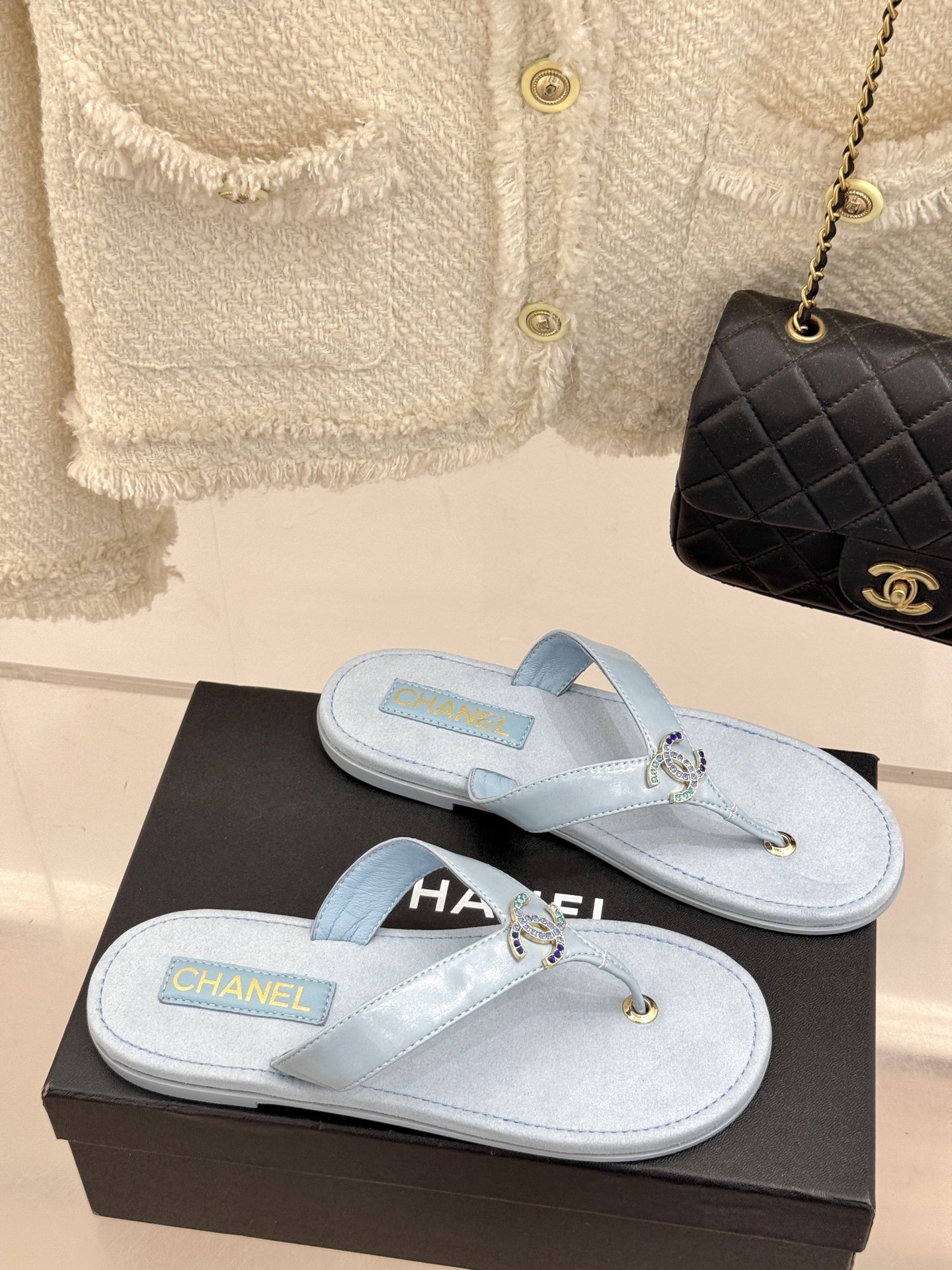 
CHANE* ｜小香25。春夏新品
双C人字拖夹脚拖鞋
好穿又出片的度假风人字拖🏖️
经典双C珠宝设计