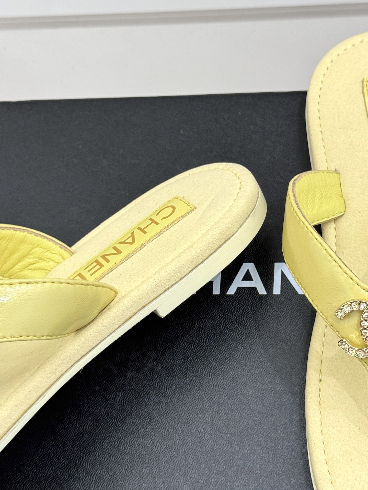 
CHANE* ｜小香25。春夏新品
双C人字拖夹脚拖鞋
好穿又出片的度假风人字拖🏖️
经典双C珠宝设计