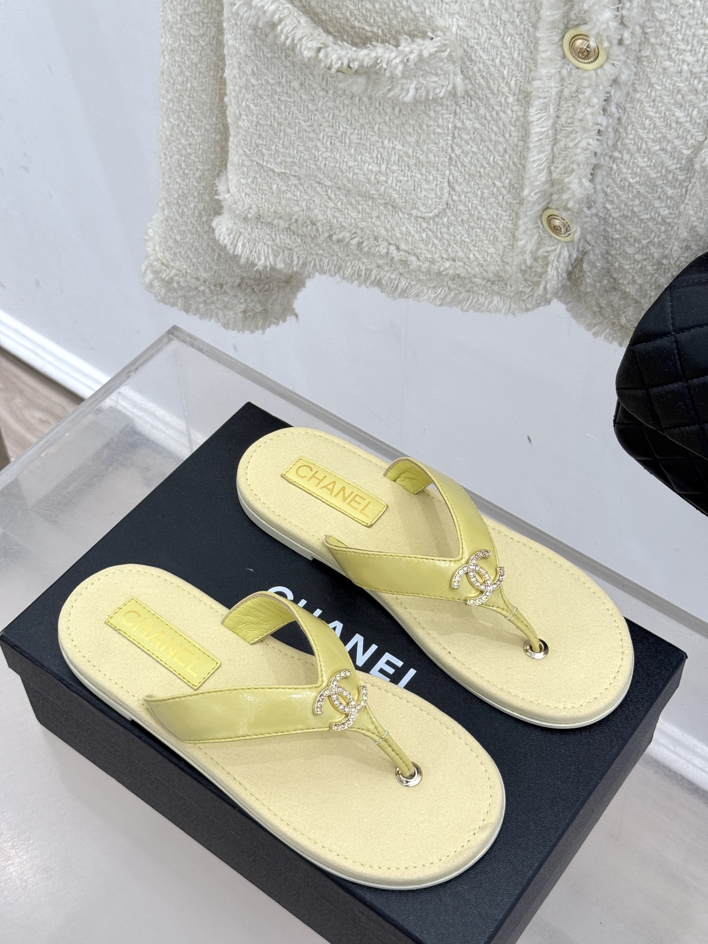 
CHANE* ｜小香25。春夏新品
双C人字拖夹脚拖鞋
好穿又出片的度假风人字拖🏖️
经典双C珠宝设计