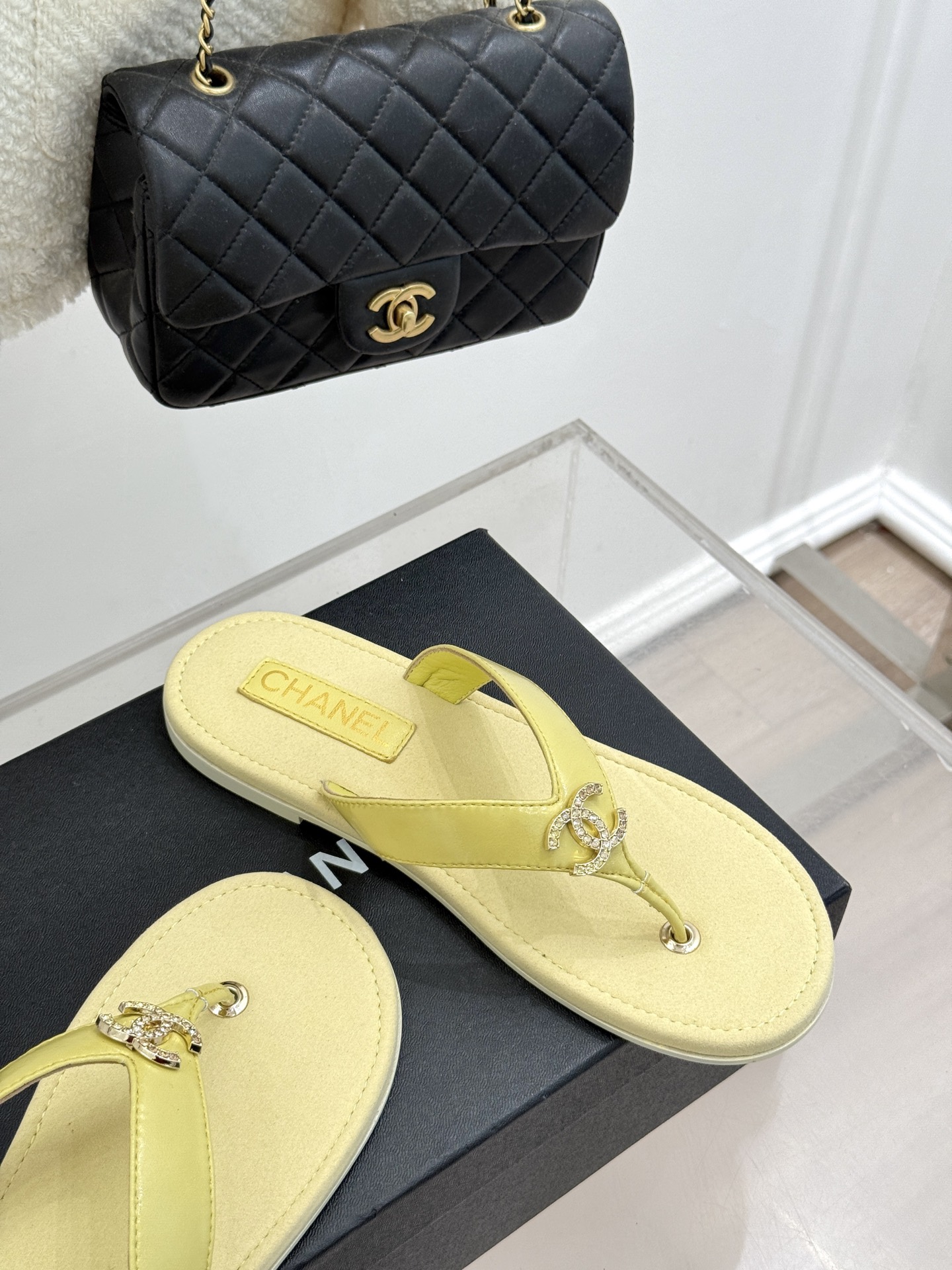 
CHANE* ｜小香25。春夏新品
双C人字拖夹脚拖鞋
好穿又出片的度假风人字拖🏖️
经典双C珠宝设计