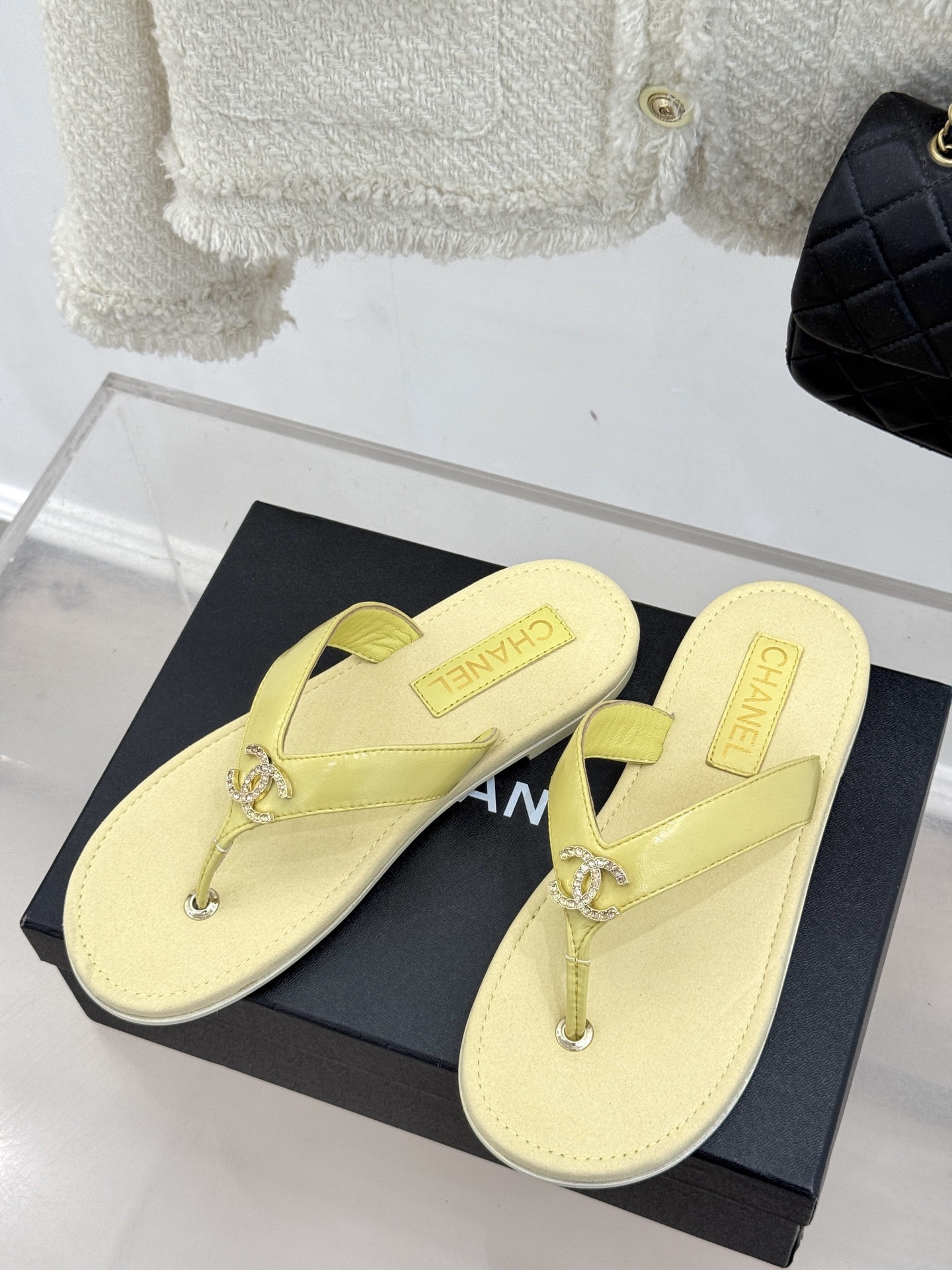 
CHANE* ｜小香25。春夏新品
双C人字拖夹脚拖鞋
好穿又出片的度假风人字拖🏖️
经典双C珠宝设计